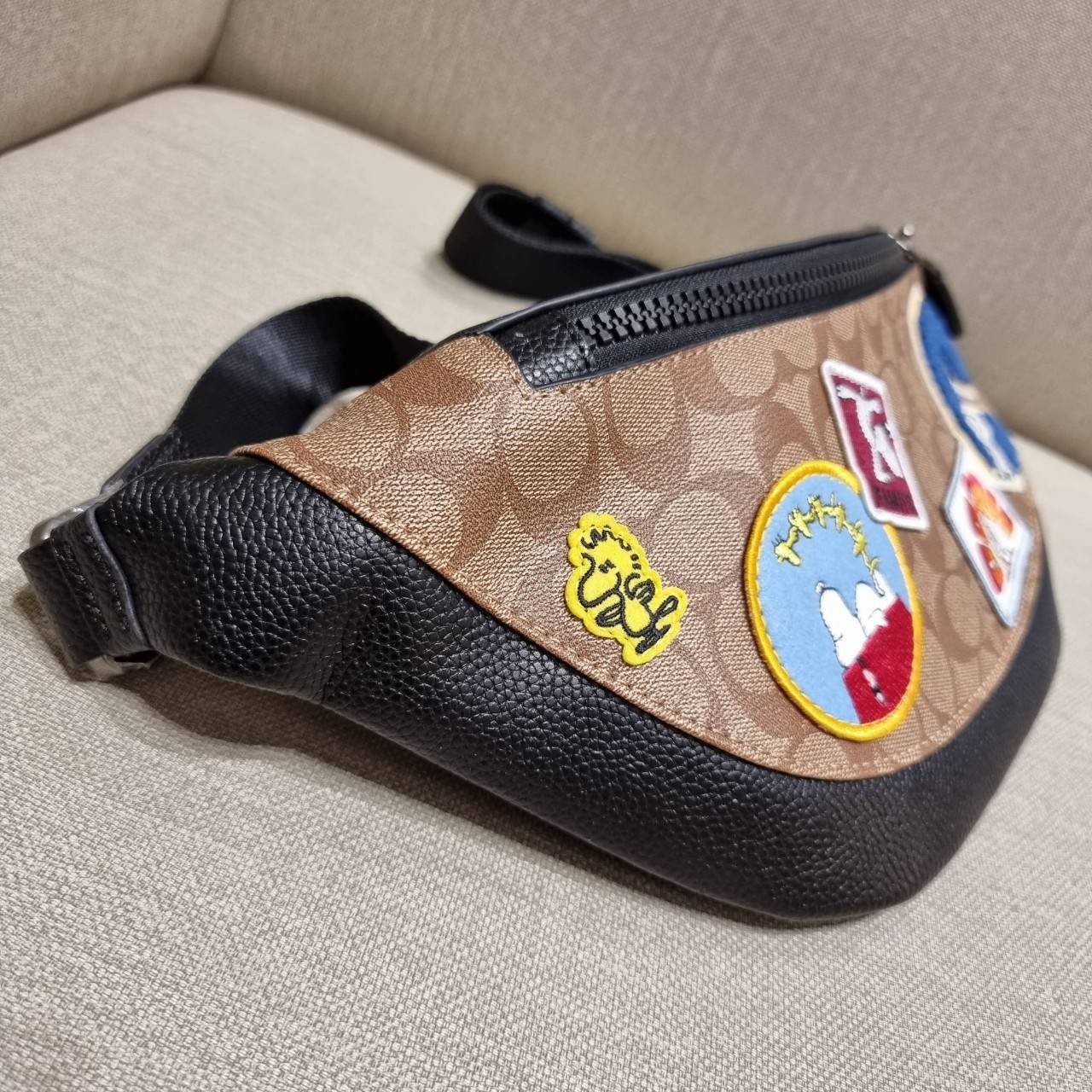 COACH C4028 COACH x PEANUTS WARREN BELT BAG IN SIGNATURE CANVAS WITH VARSITY PATCHES กระเป๋าคาดอกไซส์ใหญ่ คอลเลคชั่นยอดฮิต!! เป็นรุ่นสุดยอดของความคลาสสิค ขนาดสะพายกำลังเท่ คูลๆ ใช้งานง่าย ได้ทั้งหนุ่มๆและสาวๆ วัสดุหนังแคนวาสเคลือบลายสลับหนัง pepble น่าใช้