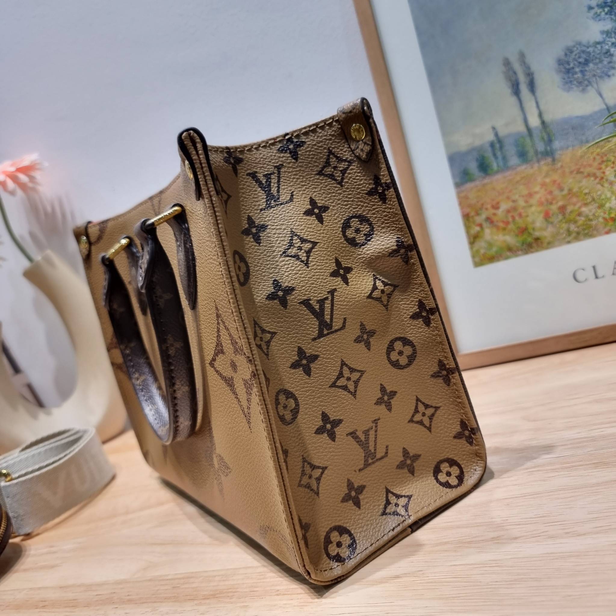 LV Onthego Small Bag กระเป๋าทรงโท้ทดีไซน์ใหม่ พร้อมสายสะพายสปอร์ตและใบลูก LV small tote with strap โทนสีคลาสสิคใช้งานง่าย ตอบโจทย์ได้ทุกลุค ทุกสไตล์