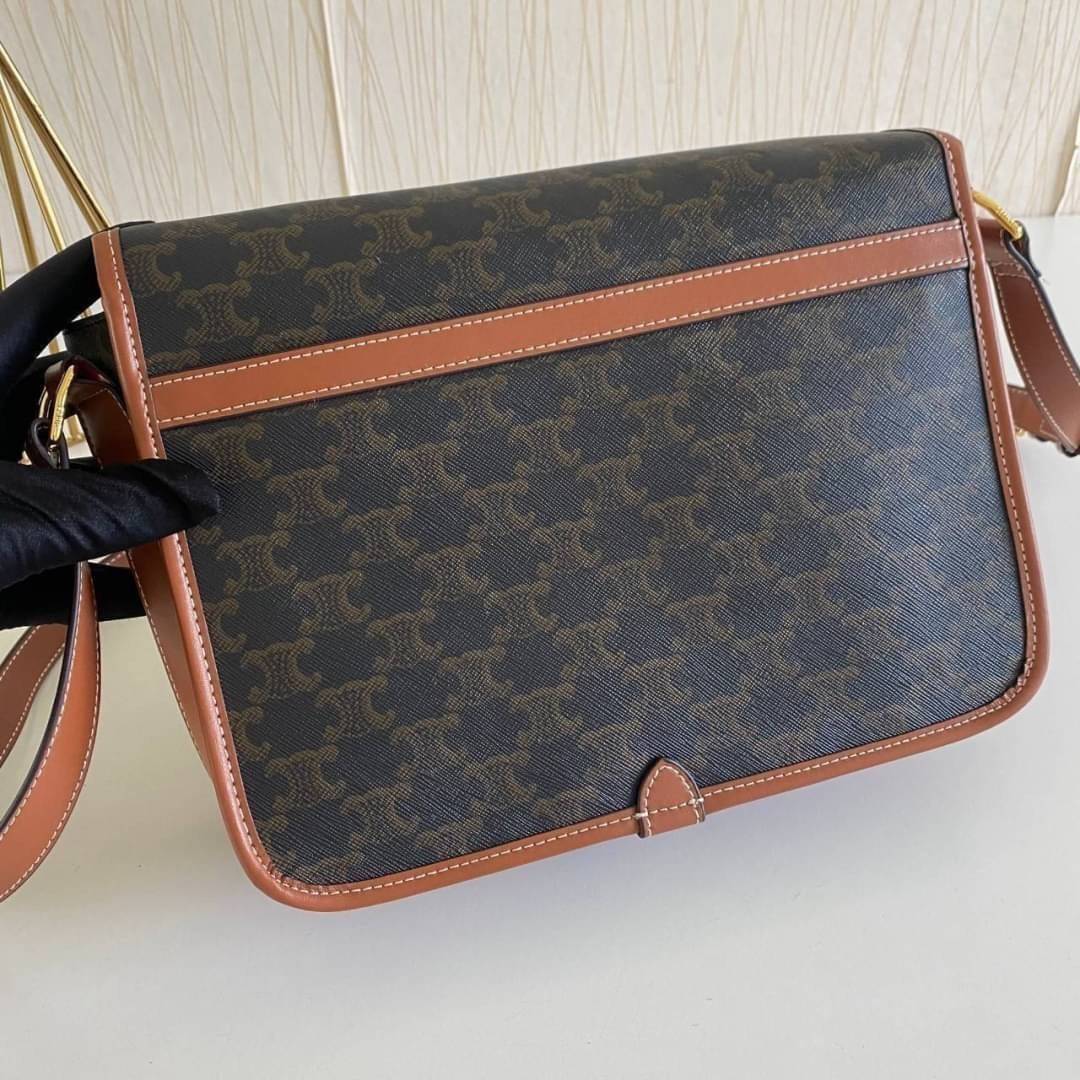 Celine Messenger Folco Bag in Triomphe Canvas กระเป๋าสะพายทรงแมสเซ็นเจอร์ โดดเด่นไม่เหมือนกับลวดลายแคนวาสที่เป็นเอกลักษ์แบรนด์แบบไม่เหมือนใครให้ด้วยความเรียบหรูดูทางการ เพิ่มความภูมิฐานให้กับคุณอย่างลงตัวเลยทีเดียวสำหรับกระเป๋าทรงแนวนอน ซึ่งเป็นกระเป๋าที่