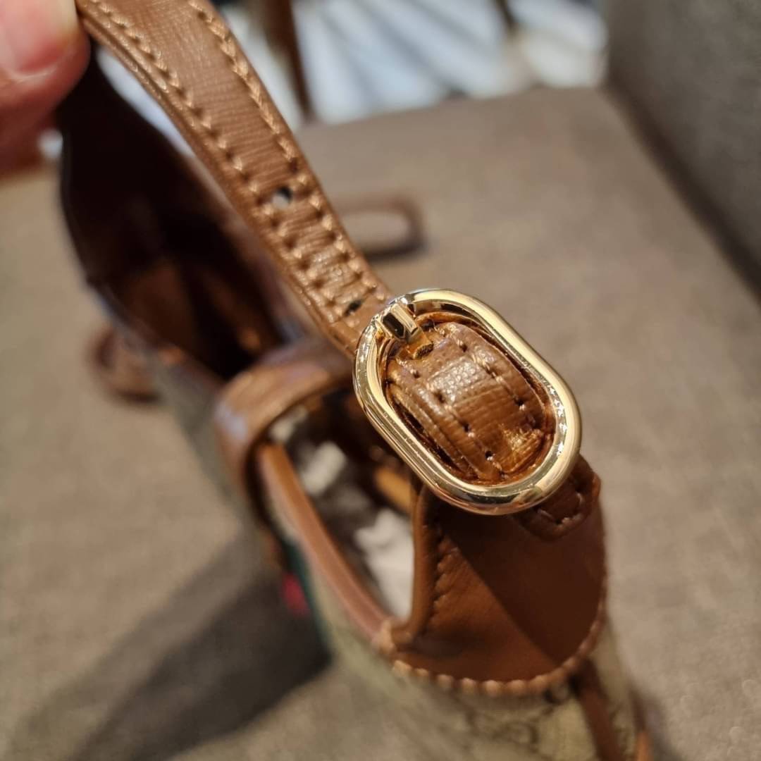 GUCCI Jackie 1961 Mini Hobo Bag GC MULTI BAG น้องคนสวย ใบเล็กแต่สุดว้าว กระเป๋าถือ/สะพายข้างวีไอพี พรีเมี้ยมกิ๊ฟที่จะทำให้หลงรักกันไปแบบสุดๆ น้องน่ารักมีดีเทลแฝงความหรูในตัว วัสดุหนังแคนวาสทนทาน อยู่ทรง ปากกระเป๋ามีตัวล็อค ภายในเป็นช่องโล่ง มีช่องใส่บัตรภ