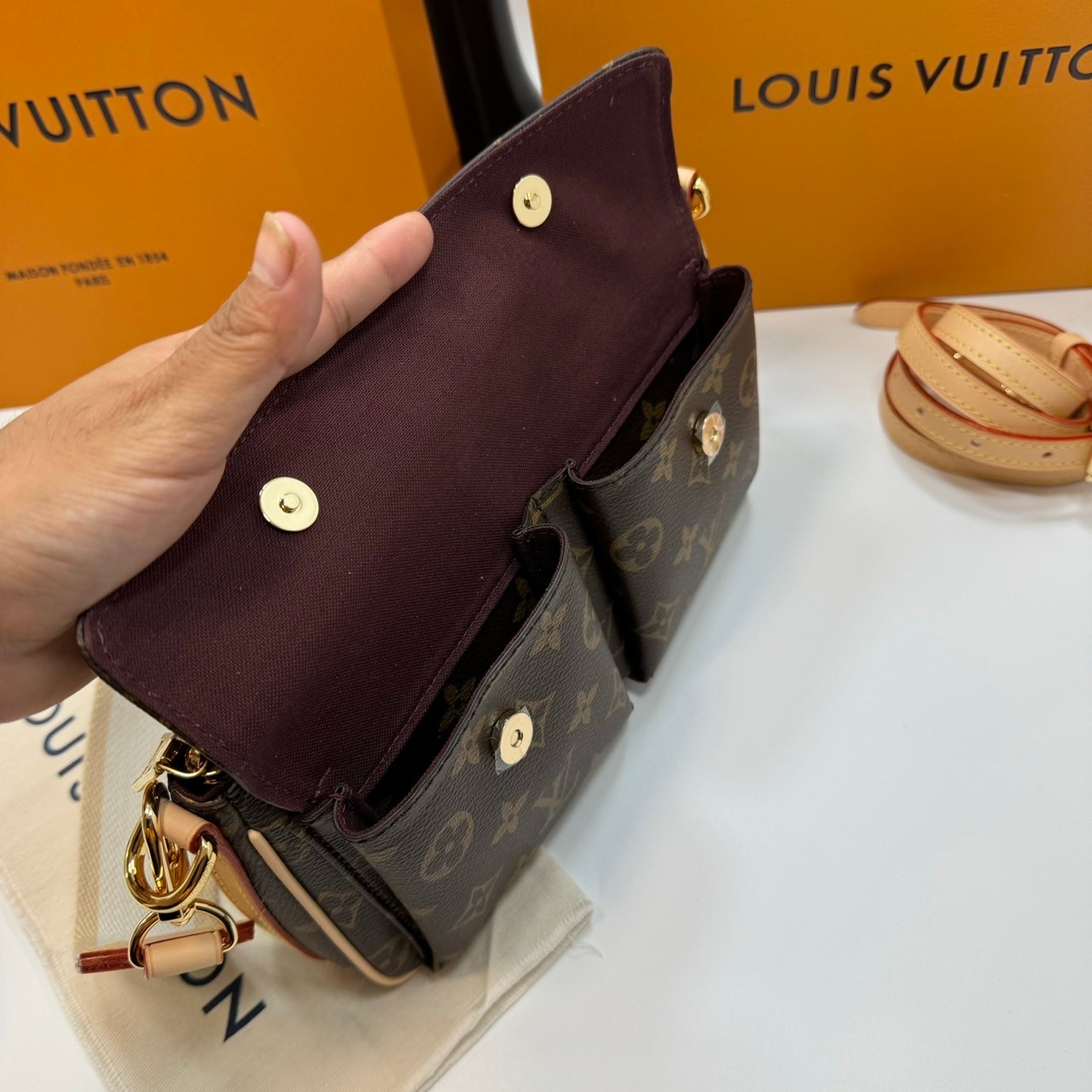 LV Vivacité Monogram Monogram Canvas กระเป๋าถือสะพายลายโมโนแกรม เกรดออริ ท็อป 1:1 เกรดแคนวาสแท้อย่างดี ลายคมชัด ใช้งานต่างประเทศได้