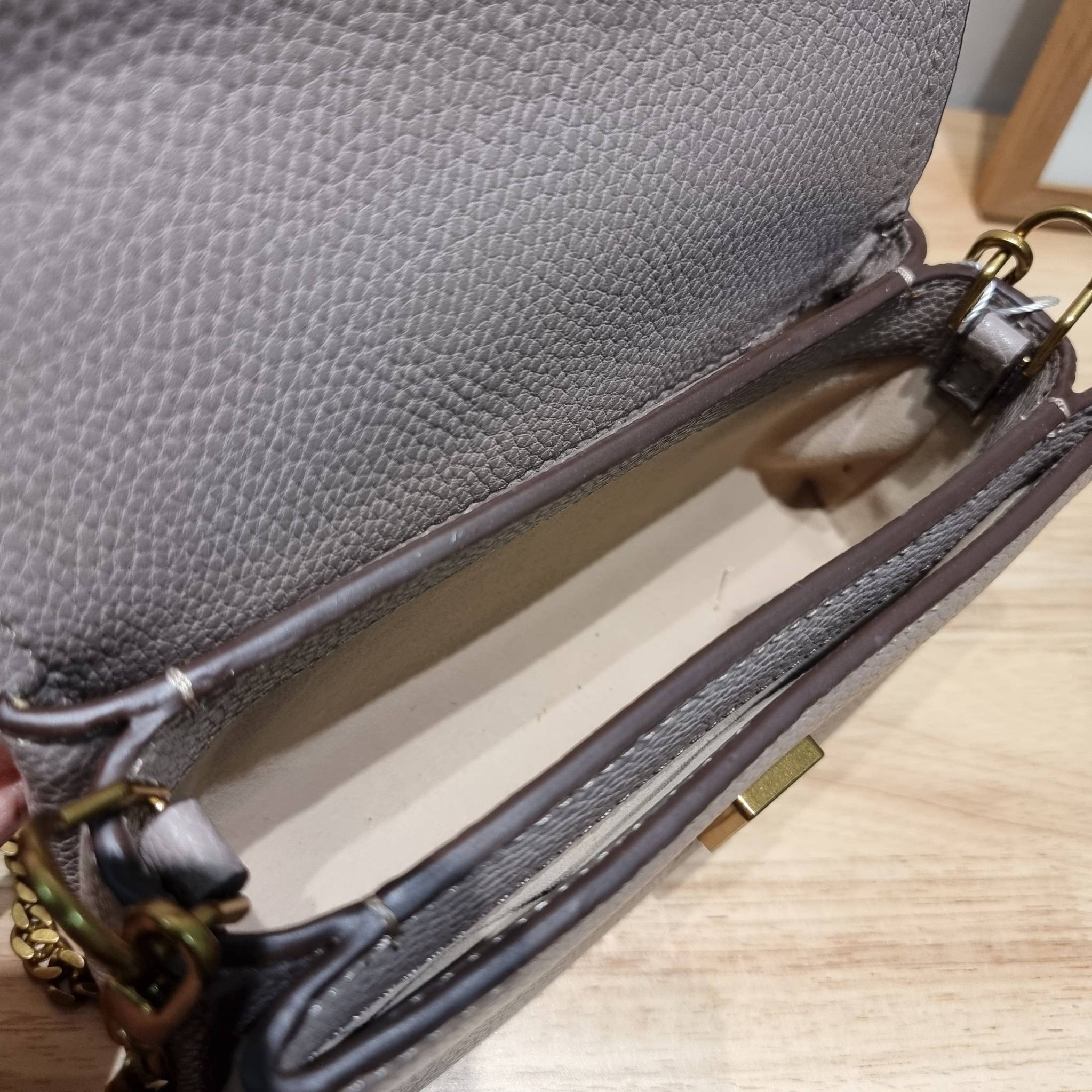 TORY BURCH LIMITED-EDITION MINI BAG รุ่นลิมิเต็ด ที่ sold out ไปแล้วหลายช็อป มีมาให้ช้อปที่นี่! กับกระเป๋าสะพายข้างทรงผู้ดี ไซส์มินิ ที่ผลิตมาในจำนวนจำกัด โดดเด่นด้วยอะไหล่ทองคลาสสิคหรูหรา และสายสะพายโซ่สลับหนัง ทำให้สะพายได้โดยไม่เจ็บไหล่