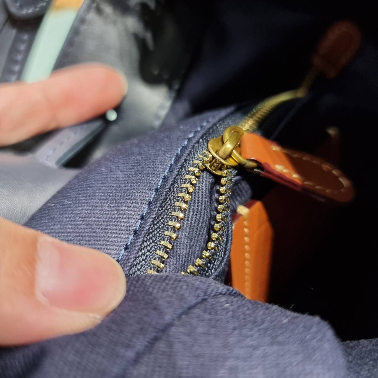 COACH C3853 FIELD BUCKET BAG IN SIGNATURE JACQUARD กระเป๋าสะพายทรงบัคเก็ต รุ่นใหม่ล่าสุด ดีไซน์ลายซิกเนเจอร์บนผ้า jacquard สวยคม เป็นเอกลักษณ์ไม่ซ้ำใคร มาพร้อมสายสะพายผ้าสปอร์ต และสายสั้นสำหรับคล้องแขนได้ สามารถรูดปิดปากกระเป๋าด้วยหนังรอบใบ เพิ่มดีเทลให้ต