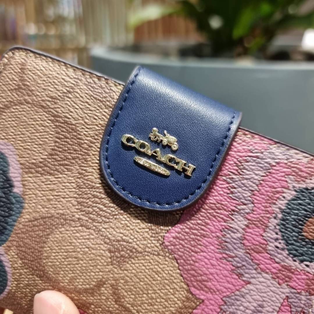 COACH C3375 MEDIUM CORNER ZIP WALLET IN SIGNATURE CANVAS WITH DAISY PRINT ดีไซน์ใหม่ล่าสุด!! คอลเลคชั่นลายพริ้นท์ เพิ่มลูกเล่นให้กระเป๋าสตางค์ของคุณ กับกระเป๋าสตางค์ใบกลาง ขนาดกำลังเหมาะมือ วัสดุหนังแคนวาส ดูแลรักษาง่าย มีช่องใส่บัตรและธนบัตรครบ และช่องซิ
