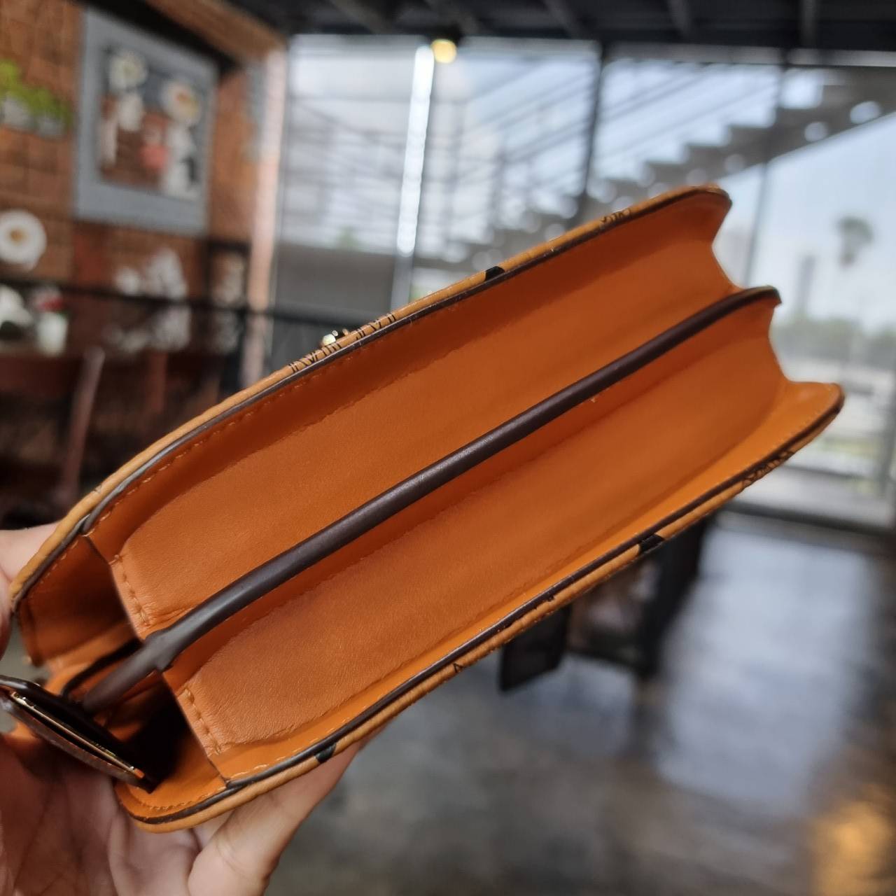 M.C.M PATRICIA SHOULDER BAG IN VISETOS กระเป๋าสะพายไหล่/ข้าง ดีไซน์ได้อย่างมีสไตล์ ดูมีสเน่ห์ด้วยทรงกระเป๋าที่โค้งบริเวณฐาน ให้ความรู้สึกนุ่มนวลมากขึ้น ใบนี้แมทช์ได้กับทุกลุค เท่ๆ casual หรูหรา หวานๆ ก็ทำให้โดดเด่นได้ด้วยไอเท็มนี้ วัสดุหนังแคนวาสคุณภาพดี 