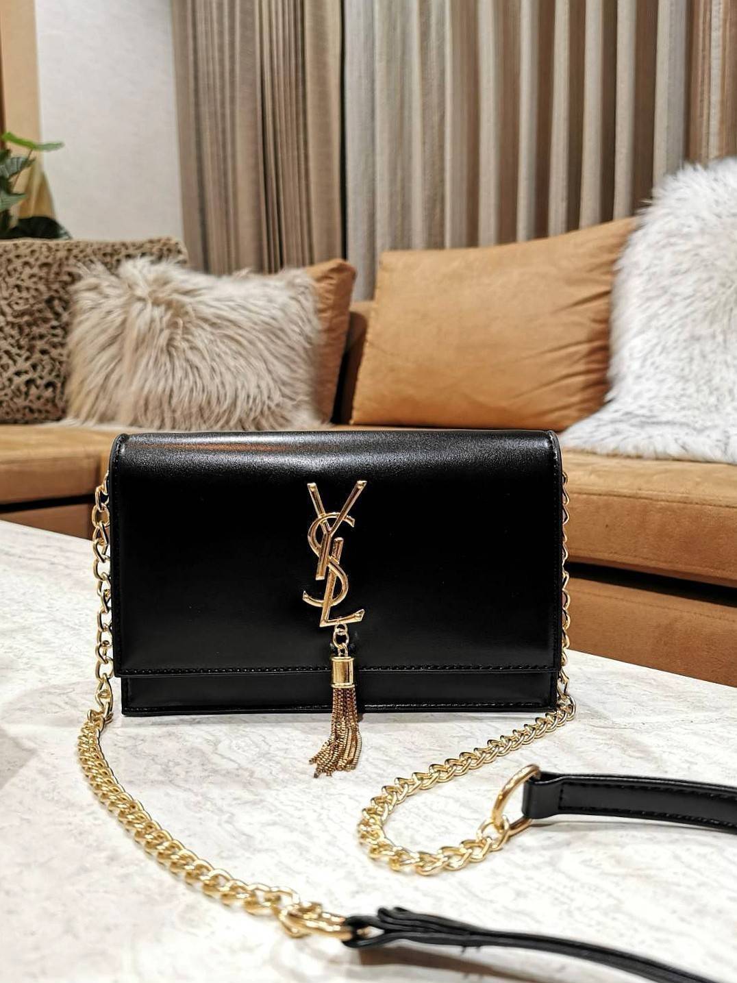 VIP YVES SAINT LAURENT YSL BAG / YSL Small Kate Bag กระเป๋าสะพายดีไซน์ทรงสี่เหลี่ยมหนังเรียบสวยอยู่ทรงเปิดปิดด้วยฝาปิดกระดุมด้านหน้าประดับโลโก้แบรนด์อะไหล่ทองพร้อมโซ่ห้อยฟรุ้งฟริ้ง ภายในโล่งสามารถใส่มือถือ กระเป๋าสตางค์ ของจุกจิกได้เยอะมีสายสะพายโซ่ต่อหนั