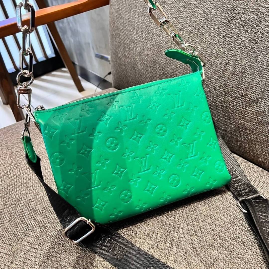 LV HANDLE POUCH MONOGRAM / LV Coussin กระเป๋าสะพายกึ่งคลัชท์ สุดล้ำ มาแรงมาก ด้วยความสวยปังตั้งแต่แรกเห็น วัสดุหนังแกะปั๊มลายสวยคม มาพร้อมสาย 2 เส้น เลิศๆ มีสายโซ่ที่มีดีเทลละเอียดไม่ซ้ำ และสายสปอร์ตครอสบอดี้ ที่จะคล้องไว้ทั้งสองเส้นก็ดีงาม หรือสลับใช้ตาม
