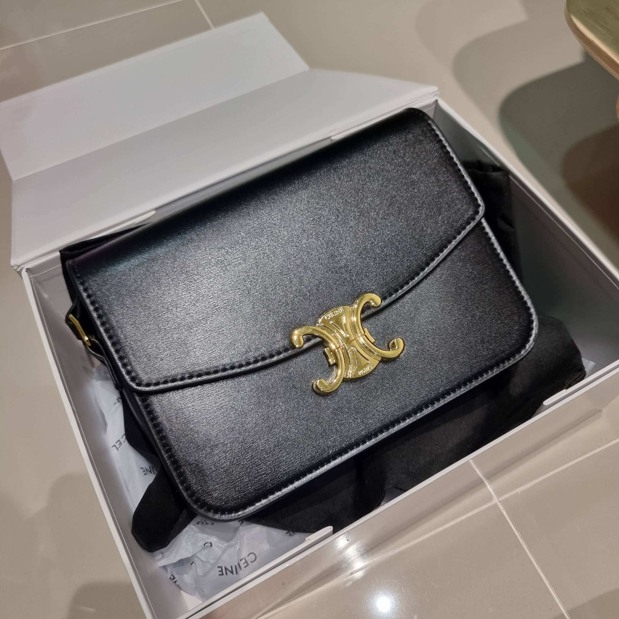 CELINE CLASSIQUE TRIOMPHE BAG IN SHINY CALFSKIN ไอเท็มสุดคลาสสิค ที่ขาดไม่ได้ กระเป๋าสะพายทรงสวยคลาสสิค แฝงความผู้ดี ที่ใช้ได้ทั้งชายหญิง วัสดุหนังคุณภาพดี