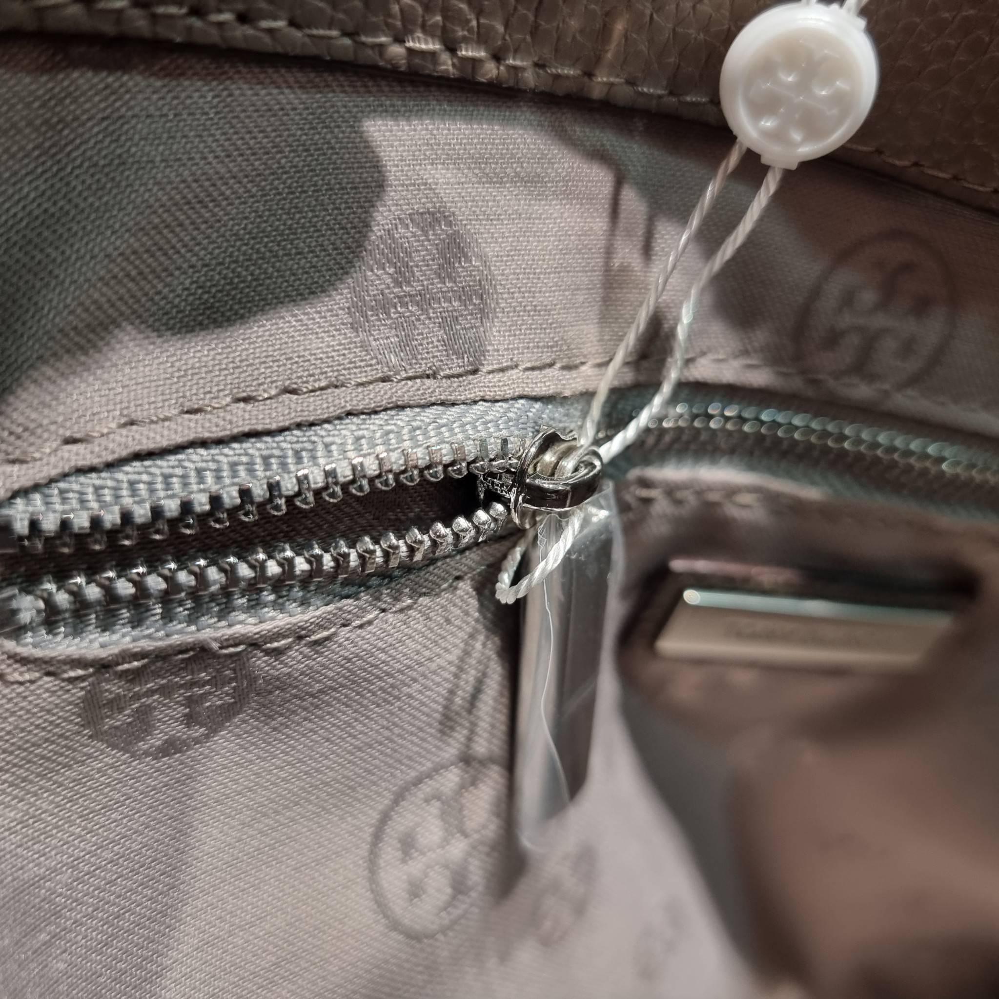 TORY BURCH BRITTEN SMALL SLOUCHY TOTE / TORY TOTE BAG / TORY BAG พร้อมส่ง กระเป๋าสะพายตัวแม่ รุ่น top ที่สวยดูแพง ใช้งานสะดวกมาก ดีไซน์ออกมาได้เรียบหรู ผู้ดี