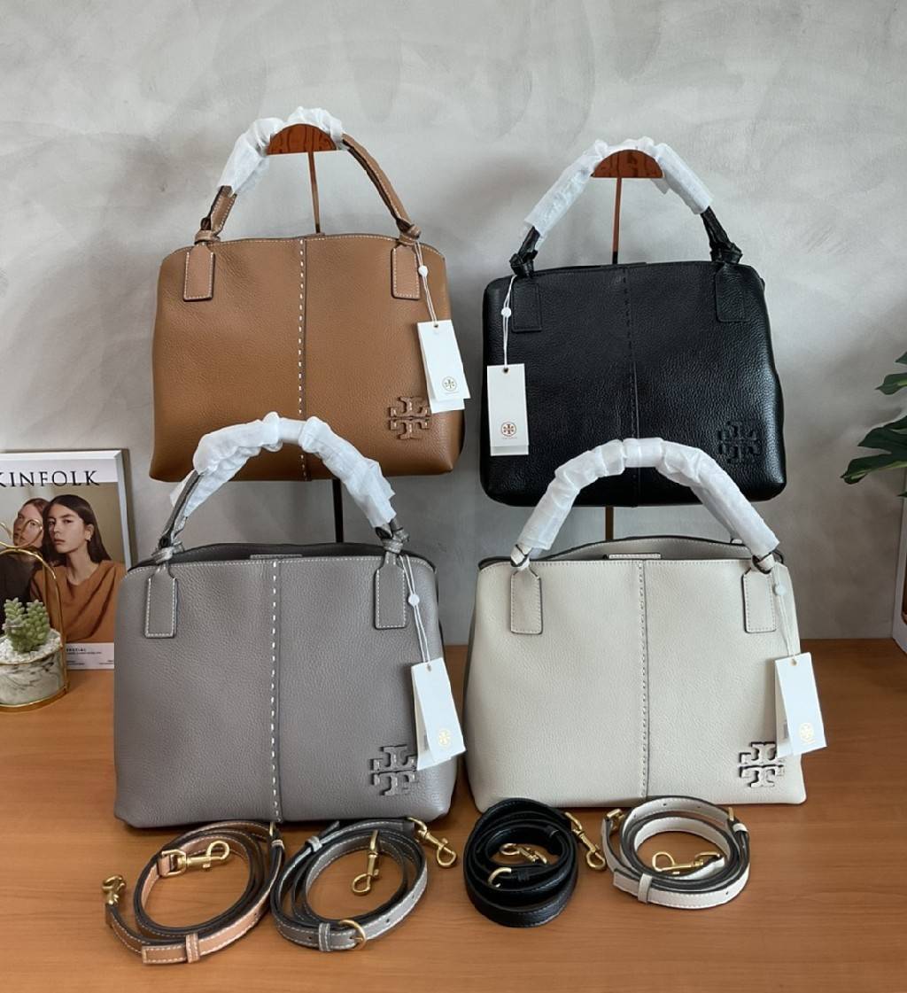 TORY BURCH Mcgraw Satchel Tote Bag (Size L) กระเป๋าถือ/สะพาย Crossbody วัสดุหนังลูกวัวแท้ 100% ด้านหน้าประดับโลโก้หนัง ตัดเป็นรูปตัว T สัญลักษณ์แบรนด์ ตัวกระเป๋าเดินด้ายเล่นลายเพิ่มลูกเล่น เพื่อความเก๋!!