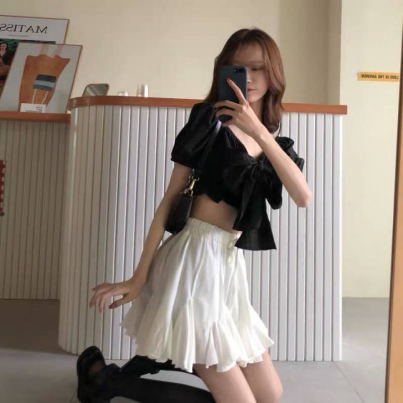 พร้อมส่ง 🥯🔆 Blooming skirt กระโปรงสั้นแต่งระบายสีขาว (IN36608)