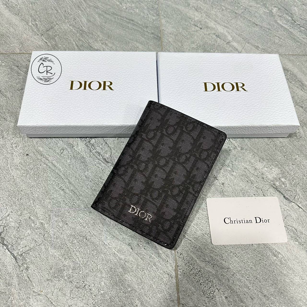 DIOR CARD HOLDER กระเป๋าใส่บัตร ไอเท็มที่จัดสรรความเป็นระเบียบให้คุณได้ง่าย ยังคงความหรูหรา เป็นสัดส่วนคล่องตัว มาพร้อมเสิร์ฟครบเซ็ท ในราคาน่ารักๆ ห้ามพลาดจ้า