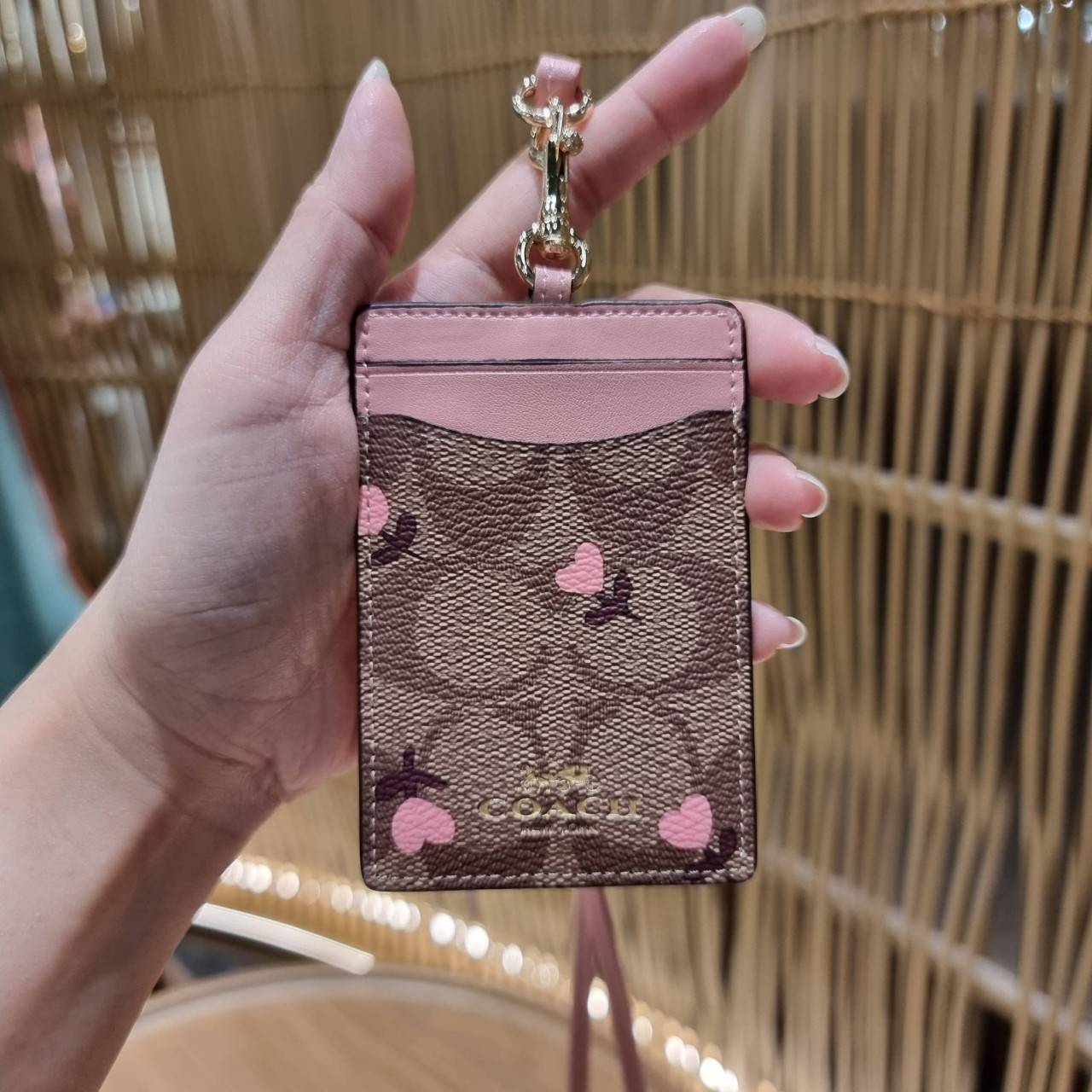 COACH C3305 ID LANYARD IN COLORBLOCK SIGNATURE CANVAS ง่ายๆแบบไม่ธรรมดา!! คลาสสิคแต่มีดีเทลโดดเด่น!! กระเป๋าถนอมบัตร พร้อมสายคล้องคอ ดีไซน์ลวดลายสวย ดูดีทุกแบบ ใช้งานง่าย พกพาสะดวก จะใส่บัตรพนักงาน บัตรเครดิต บัตรปชช. ใบขับขี่ และบัตรอื่นๆที่อยากจะใส่!! ต