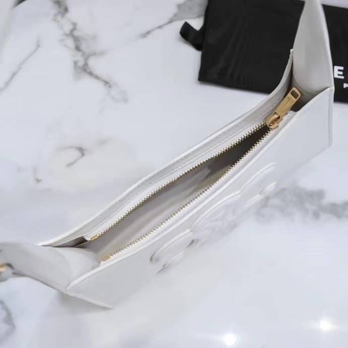 หนังแท้ CELINE SHOULDER BAG CUIR TRIOMPHE IN SMOOTH CALFSKIN ภาพสินค้าถ่ายจากงานขายจริง ใช้งานต่างประเทศได้