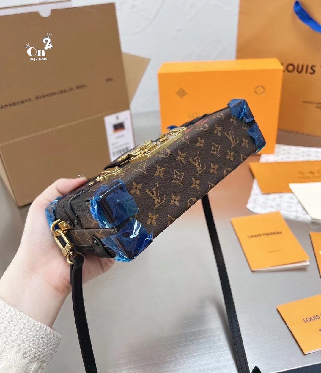 Louis vuitton trunk monogram / LV TRUNK CLUTCH 8" vip mirror ภาพถ่ายจากงานขายจริง กระเป๋าสะพายลายโมโนแกรมทรงกล่อง เปิดได้รอบ งานสวยเป๊ะมากค่ะ สวยรุ่นนี้ดาราใช้กันเยอะผู้หญิงสะพายได้ ผู้ชายสะพายดี ใครรออยู่รอบนี้ห้ามพลาดน้า