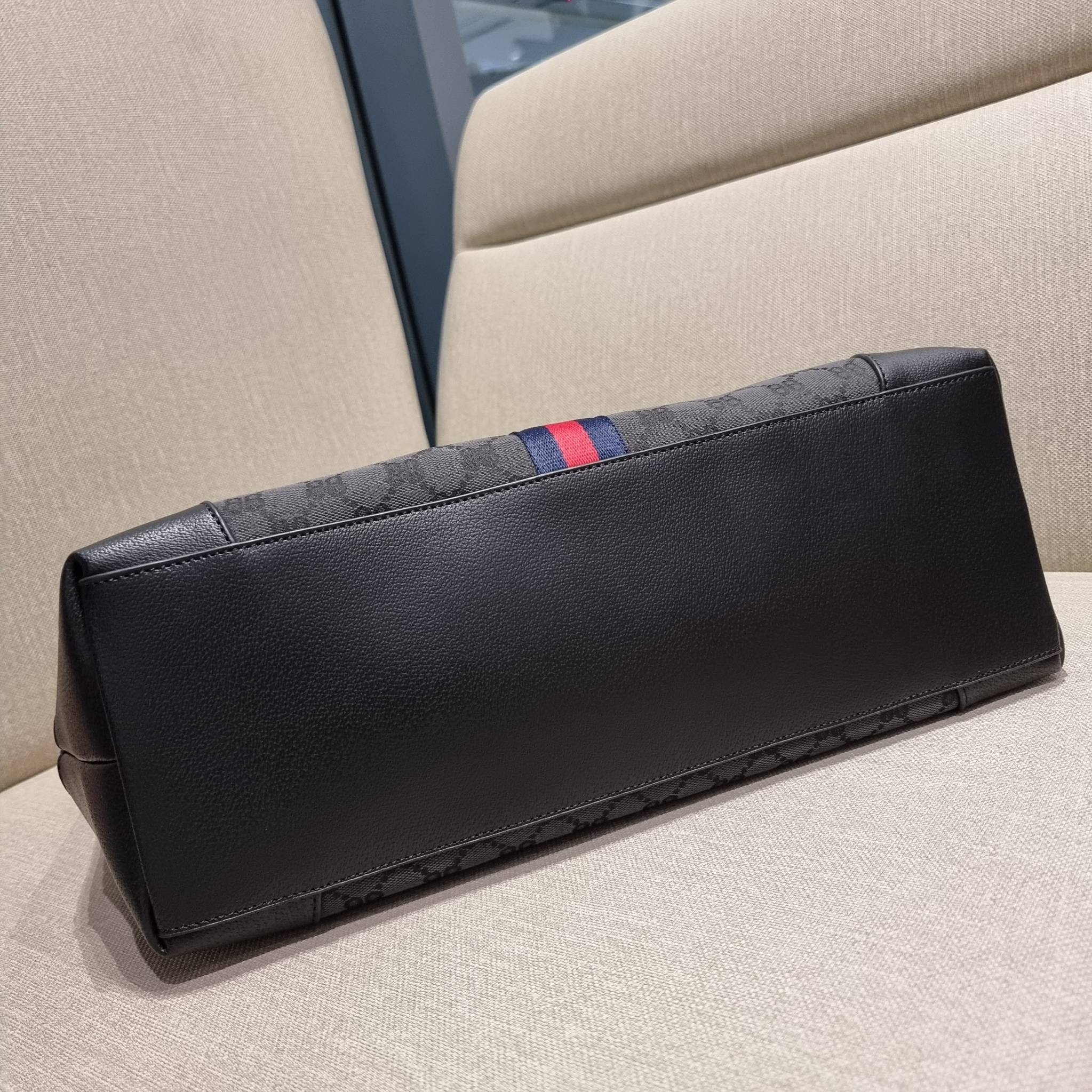 GG×BALEN MEDIUM OPHIDIA TOTE สุดครีเอท กับกระเป๋าช้อปปิ้งทรงโท้ท ใบใหญ่ สุดคุ้ม!! โดดเด่นด้วยลวดลายเพ้นท์กราฟฟิตี้ วัสดุผ้าแคนวาส ตัดแต่งเล่นขอบด้วยหนังแท้ ภายในโล่งกว้างมาก ใส่ของได้สบาย หิ้วไปเที่ยวต่างจังหวัด สะพายไปต่างประเทศตามใจ!! เลิศตรงที่ดีไซน์ใบ