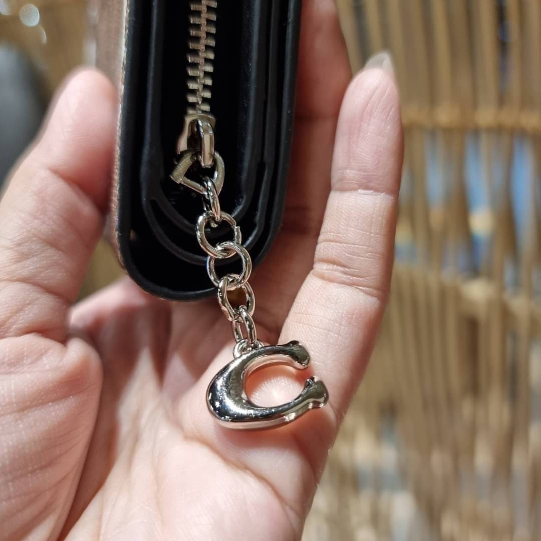 C4591 C4592 COACH COACH x PEANUTS SNAP WALLET IN SIGNATURE CANVAS WITH SNOOPY PRINT / WITH WOODSTOCK PRINT กระเป๋าสตางค์ใบเล็ก ขนาดกำลังเหมาะ ดีไซน์น่ารักอีกแล้วจ้า ♥️ มันน่ารักน่าใช้มาก โดดเด่นด้วยลายคอลเลคชั่นยอดฮิต วัสดุหนังแคนวาสเคลือบลาย เปิด-