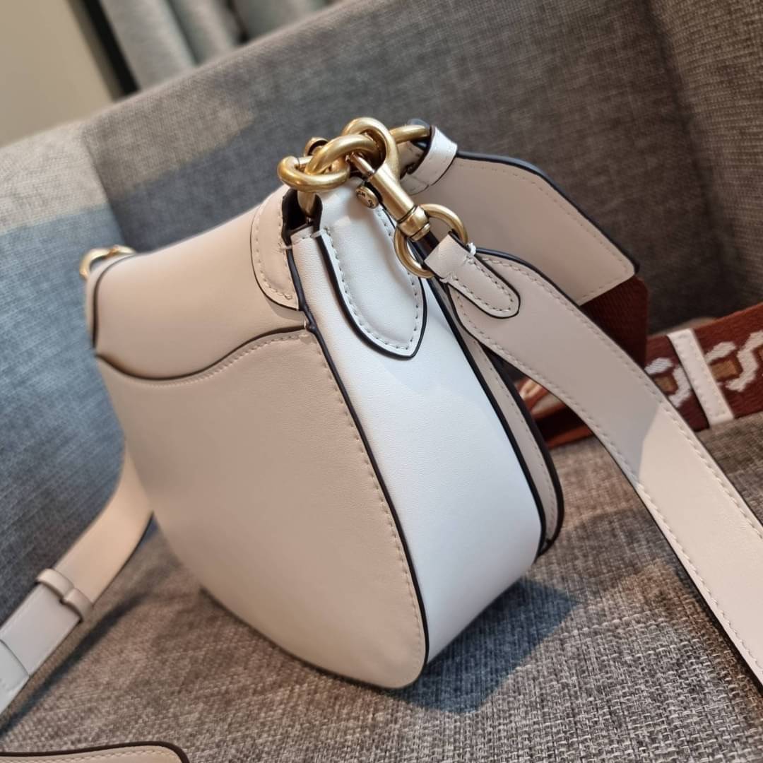 COACH C0749 BEAT SADDLE BAG The best item! ที่สาวๆรอคอย! ฮอตไฟลุก! สีหายาก ละมุนคุณหนู คอลเลคชั่นใหม่ ดีไซน์หรูหรา พิเศษมากๆมาพร้อมสายสะพาย 2 เส้น ใช้คู่กันหรือแยกสะพายก็สวยครบสูตร กระเป๋าสะพายทรง saddle คลาสสิค วัสดุหนัง glove-tanned ทนทาน เปิด-ปิดด้วยกร