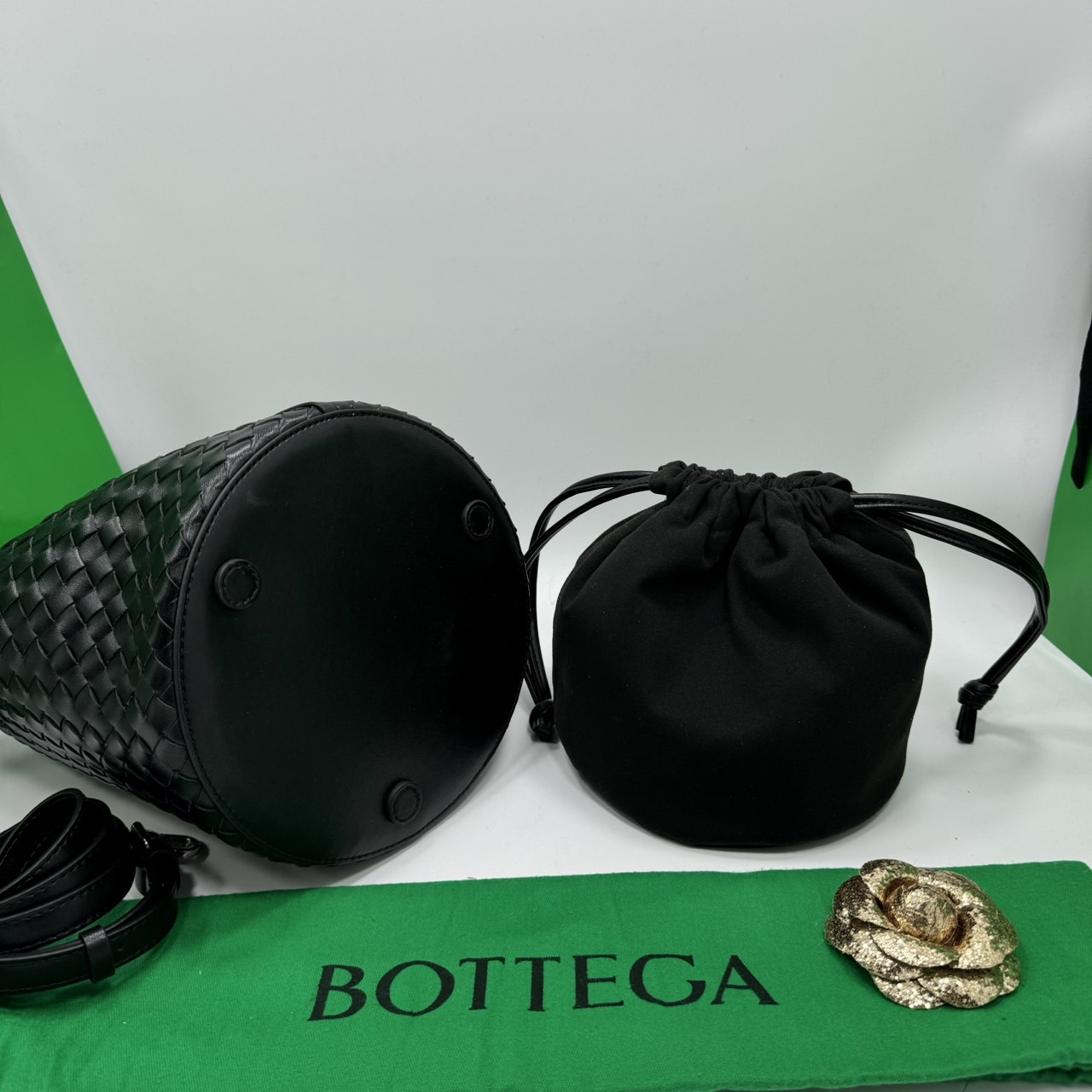 BOTTEGA MINI CABAT LEATHER TOTE BAG 19cm กระเป๋าสะพายขนาดมินิ พร้อมใบลูก ดีไซส์สานเป็นเอกลักษณ์ หนัง nappa นิ่มสวยงาม