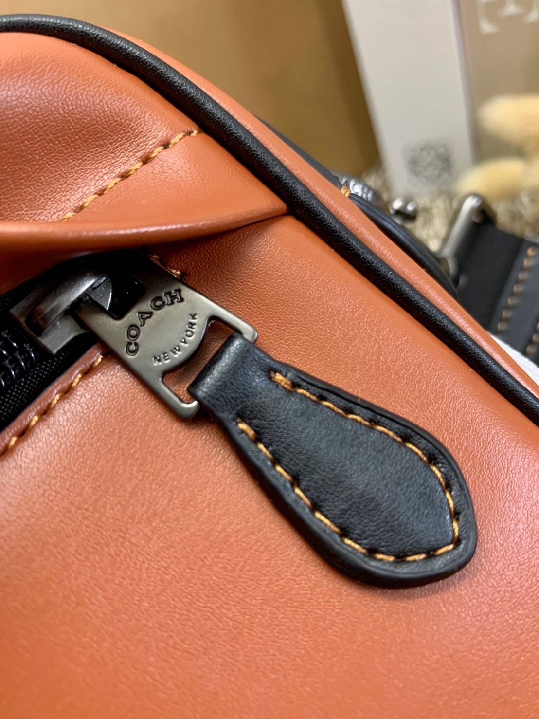 3สีเข้าใหม่งานคุณภาพอีกแล้วคับท่านน ทั้งสี ทั้งหนังสวยมากๆค่าา!! COACH GRAHAM CROSSBODY BAG ((39946)) พร้อมส่ง! กระเป๋าสะพายแบบครอสบอดี้ร์ ใช้ได้ทั้งชาย//หญิง หนังแท้อย่างดี เรียบหรูค่ะ ด้านหน้ามีช่องซิปซ่อนให้หนึ่งช่อง ช่องซิปหลักกว้าง ใส่ของจำเป็นได้ครบ