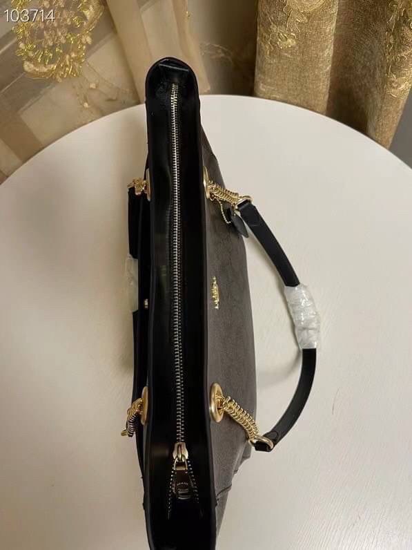 COACH Tote in Signature Canvas Bag กระเป๋าสะพายทรงช้อปปิ้ง สายกระเป๋าเป็นหนังสลับโซ่ทองสวยงาม เพิ่มความหรูหรา ภายในโล่งกว้างใส่ของได้เยอะมาก วัสดุ Canvas เคลือบลายซิกเนเจอร์และหนัง พร้อมซิปกลางเก็บของได้มิดชิดเลยค่ะ มี 3 สี น้ำตาล ดำ ขาว