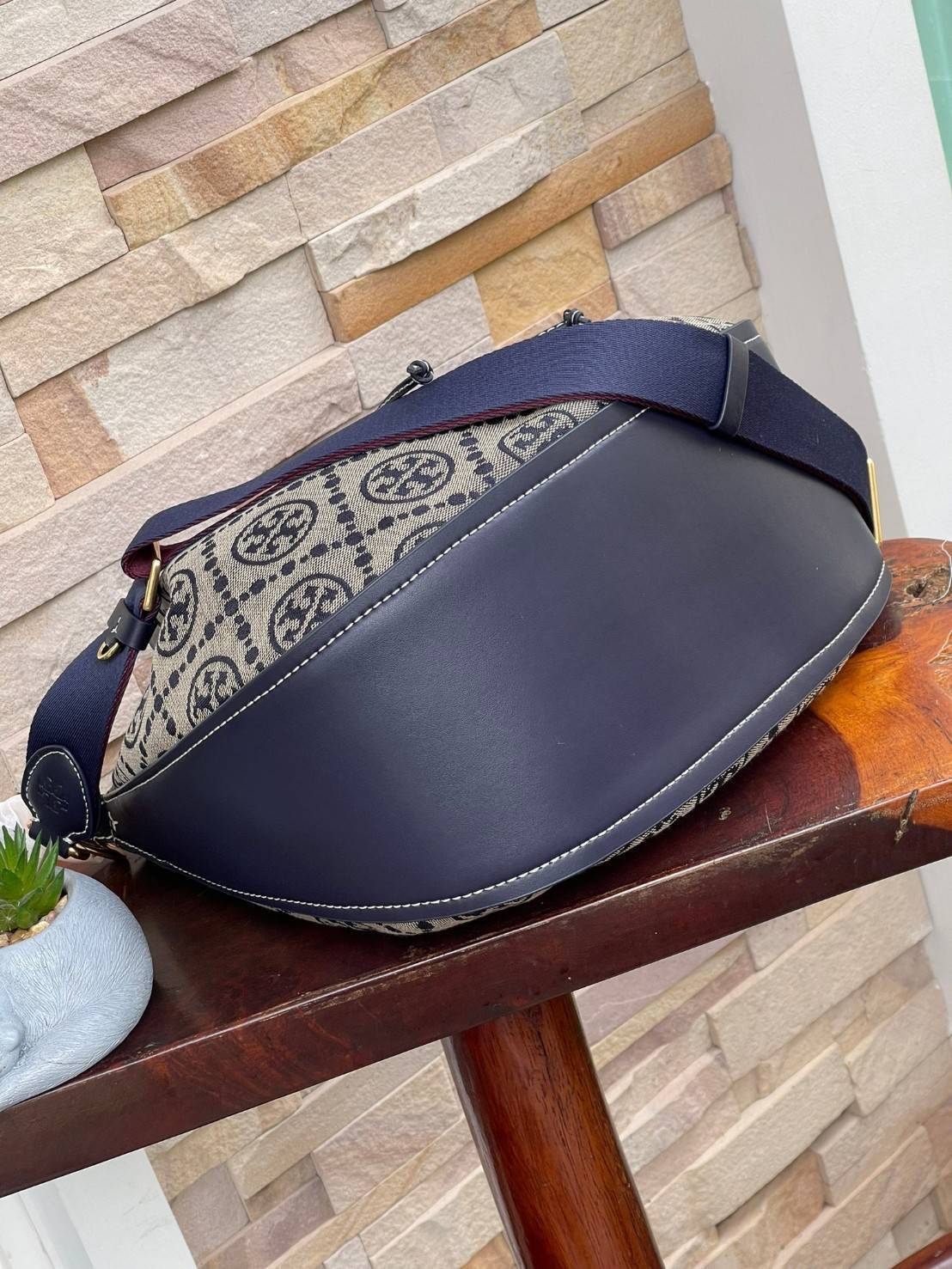 Tory burch t monogram jacquard drawstring hobo อีกหนึ่งคอลเลคชั่นจาก T monogrameที่ออกแบบมาในรูปทรงกระเป๋า hobo เป็นกระเป๋าที่มีพื้นที่เยอะในการจัดเก็บสิ่งของได้อย่างดีเยี่ยม ลวดลายสีสันของกระเป๋าทอลายแบบแจ๊คการ์ดอย่างประณีต สะท้อนให้เห็นถึงกลิ่นอายงานฝีม