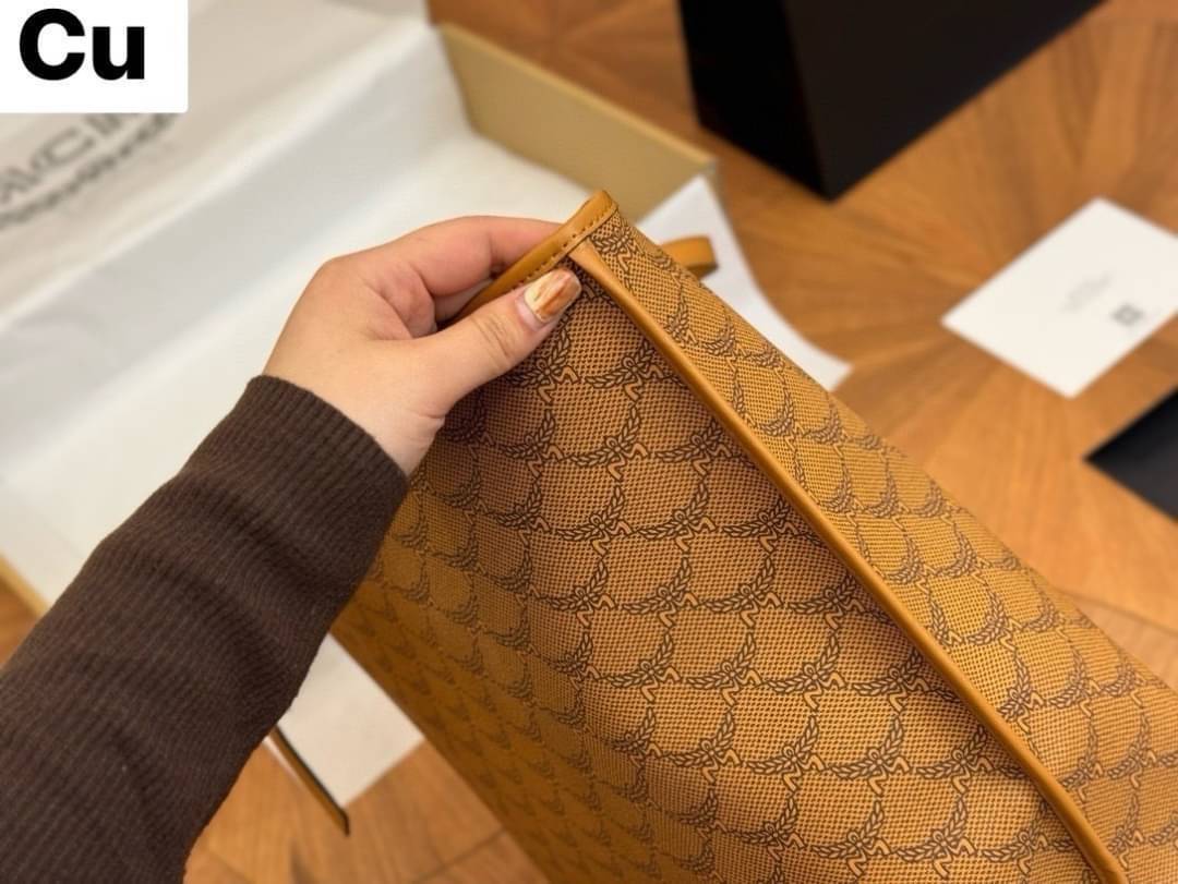 M.C.M MEDIUM HIMMEL SHOPPER IN LAURETOS กระเป๋าทรงโท้ทช้อปปิ้ง เรียบหรู คอลใหม่ พร้อมสีใหม่ ดีไซน์ละมุน น่าใช้มากๆ ก พิเศษสุดกับพวงหนังพร้อมห่วงกุญแจทึ่สามารถห้อยพวงกุญแจน่ารักๆได้