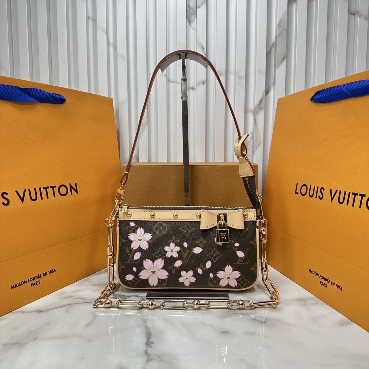 ORI หนังแท้ | คอลใหม่ดอกไม้แสนหวาน LV x TM Pochette Accessoires Cherry Blossom bag กระเป๋าสะพายดีไซน์คลาสสิครุ่นสุดปัง