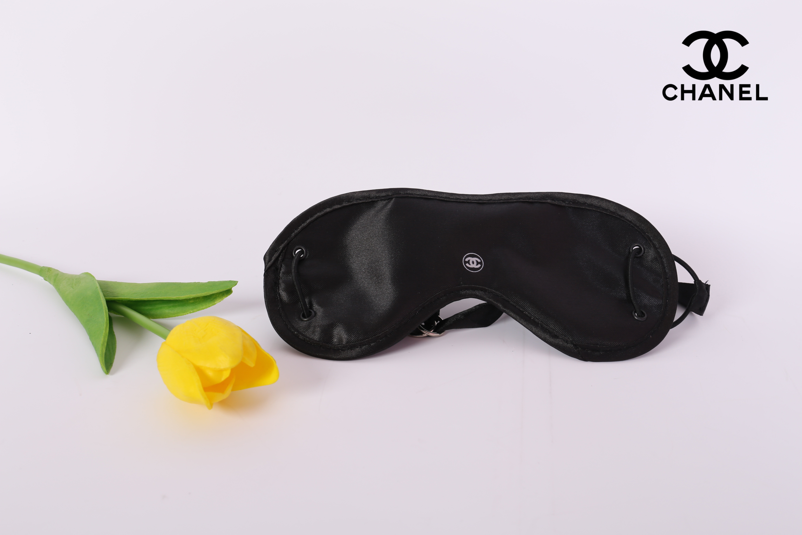 CHANEL SLEEPING EYE Beauty Travel Spa Sleep MASK สินค้าเป็นของแท้ ใหม่จากแบรนด์ ที่ปิดตาจากChanel VIP Gift แท้ 100% ทำจากผ้าผิวลื่น ด้านหน้ามีโลโก้ชาแนล ตัวสายเลื่อนปรับได้ตามต้องการ บรรจุในถุงพลาสติกปั้ม Chanel ค่ะ