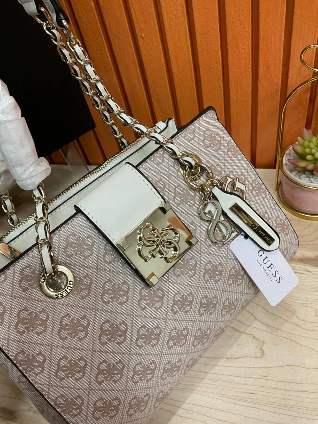 กระเป๋าสะพายไหล่ Guess Logo City Small Society Satchel กระเป๋าสะพายไหล่ ขนาดกำลังดี วัสดุ pu สวยอยู่ทรง มาพร้อมพวงกุญแจน่ารักๆ ถอดออกได้ ด้านหน้าประดับโลโก้แบรนด์ เปิดปิดด้วยซิป มี 2 ช่องหลักใช้งาน ภายในช่องซิปหน้าแยกเป็นสัดส่วนการใช้งาน ซิปช่อง 2 โล่งกว้