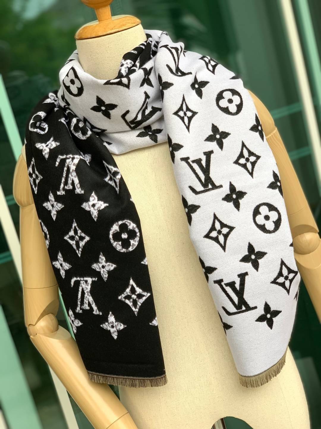 Louis Vuitton Women’s Scarves Accessories อีกหนึ่งแบรนด์ดังจากปารีส ด้วยงานพรีเมี่ยมกิ้ฟ ส่งมอบความรู้สึกดีๆให้กับคนที่คุณรัก ในรูปแบบผ้าพันคอและผ้าคุมไหล่ผืนใหญ่ให้ความอบอุ่น ถักทอด้วยผ้าcashmere ผ้าเนื้อดี สัมผัสนุ่มมือ ทอลายในตัว สีและลายคมชัด เหมาะสำห