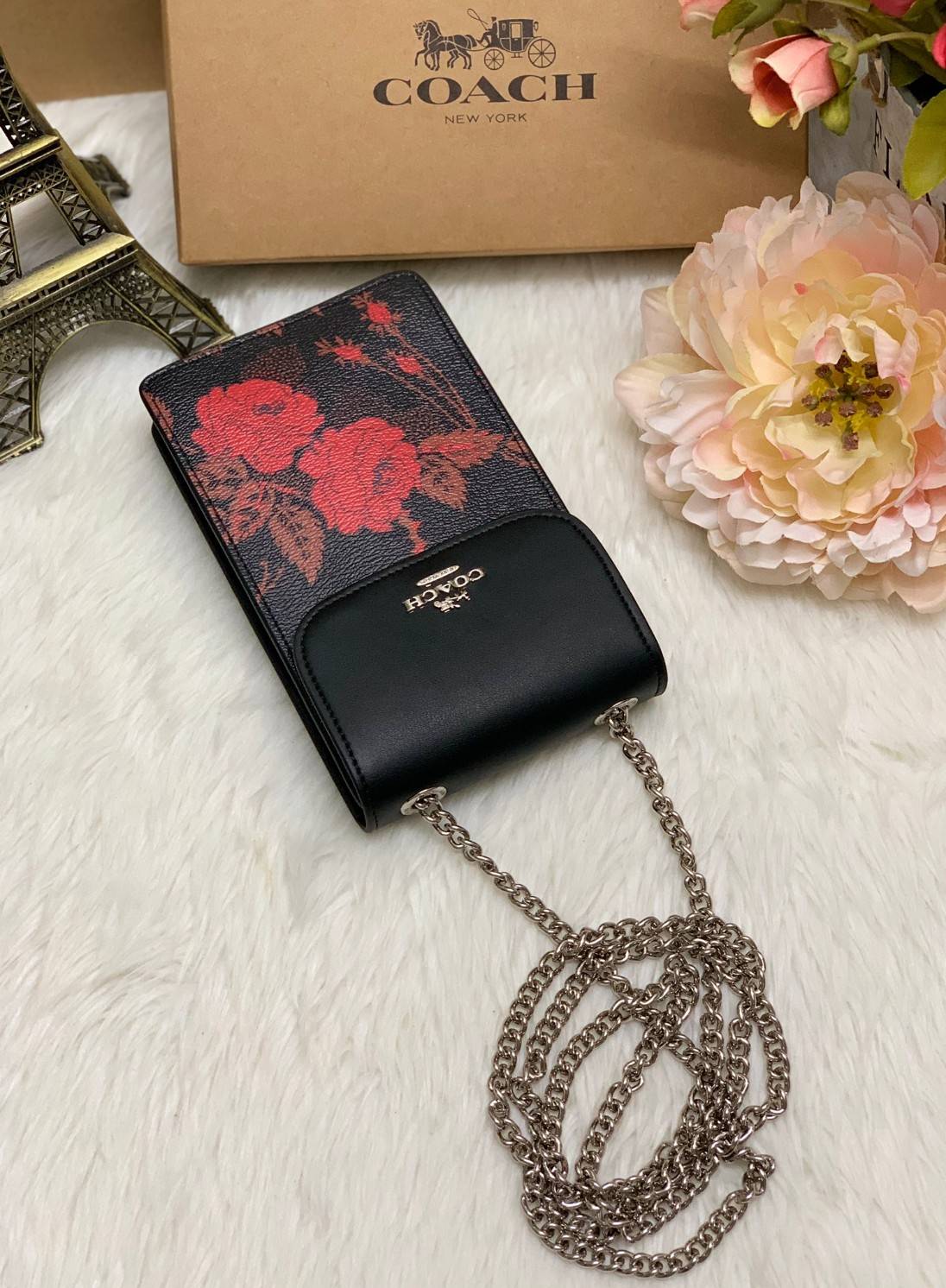 COACH PHONE CASE CROSSBODY BAG ((73486//76988//76357//39955//91046)) COACH NORTH/SOUTH CROSSBODY IN SIGNATURE CANVAS กระเป๋าใส่โทรศัพท์รุ่นนี้ มีความโดดเด่นทั้งดีไซน์และคุณสมบัติในการใช้งาน ด้วยลวดลายที่มีซิกเนเจอร์เป็นเอกลักษณ์แล้ว ด้านหลังยังมีช่องใส่กา