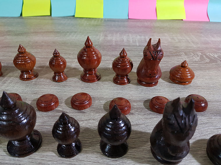 ตัวหมากรุกไม้มะขามและไม้แดงชุดพลราม (ขุนสูง 6cm.ฐาน 2.5cm.)