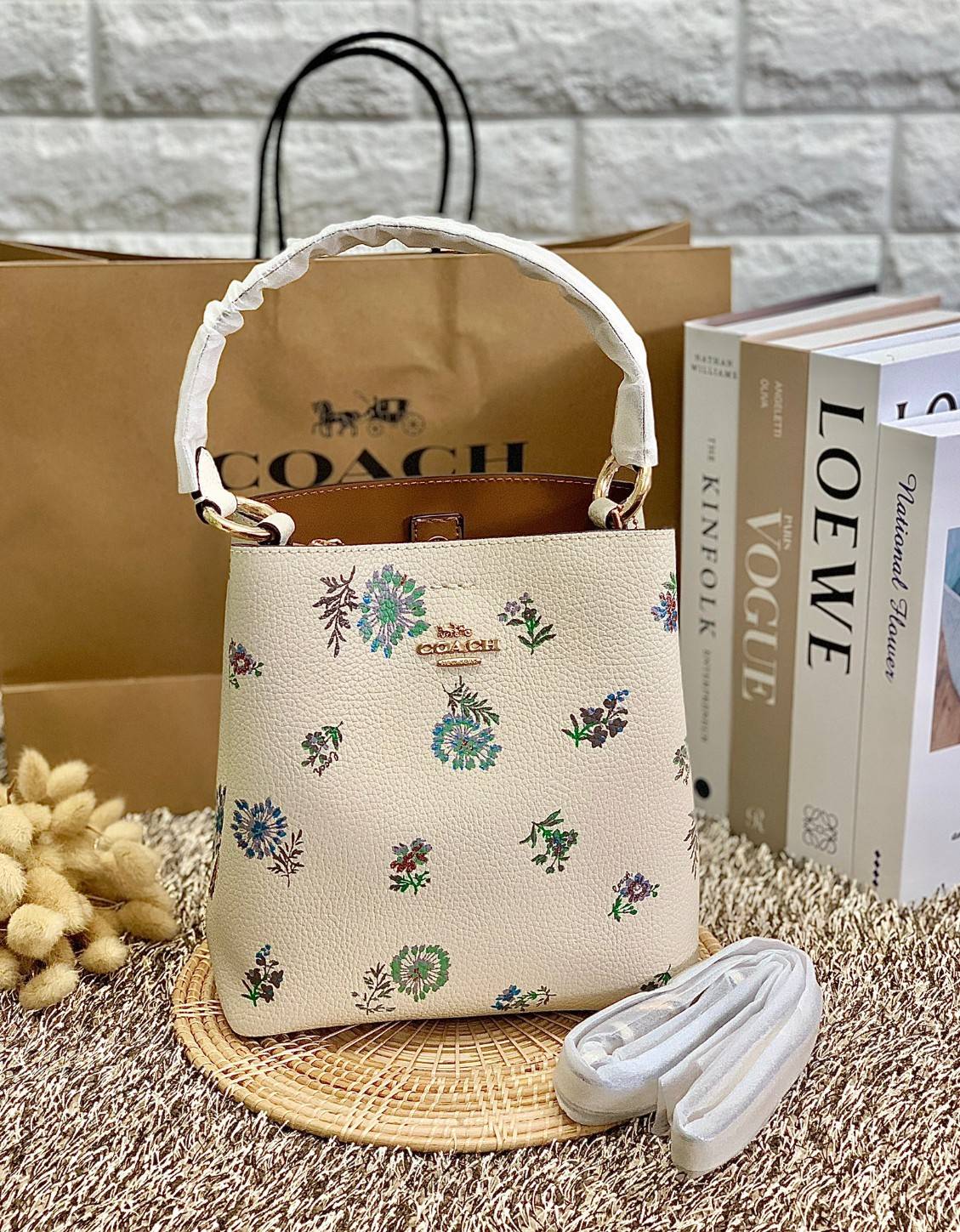 รุ่นฮิต รุ่นขายดี รุ่นที่สาวๆต้องมีค่ะ!! COACH SMALL TOWN BUCKET WITH DANDELION PRINT ((2310)) พร้อมส่งที่ไทยอีกครั้ง ห้ามพลาดค๊าาา😘 กระเป๋าทรงถัง หนังแท้ลายหนังสวยนิ่มอย่างดีค่ะ!