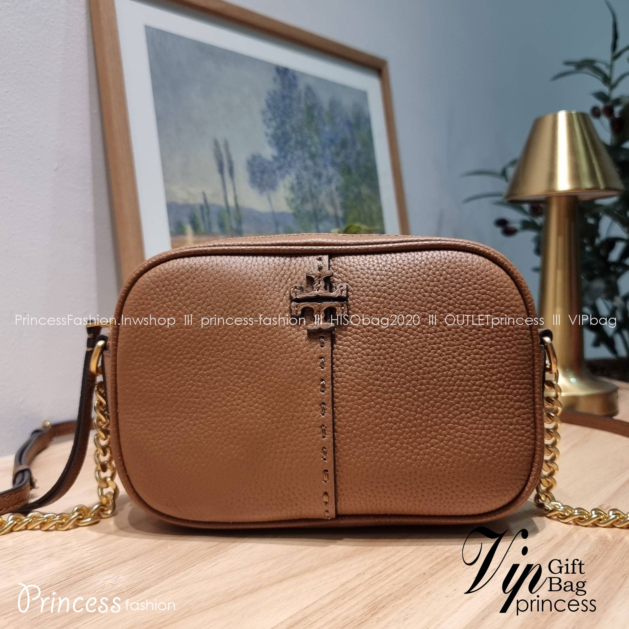 TORY BURCH MCGRAW CAMERA BAG ใหม่จากคอลเลคชั่นสุดคลาสสิค กับกระเป๋าสะพายข้าง ทรงกล่องไซส์กะทัดรัด น้ำหนักเบา ใช้งานง่ายด้วยซิปรูดเปิดปิด แมทช์ได้กับทุกสไตล์การแต่งตัว
