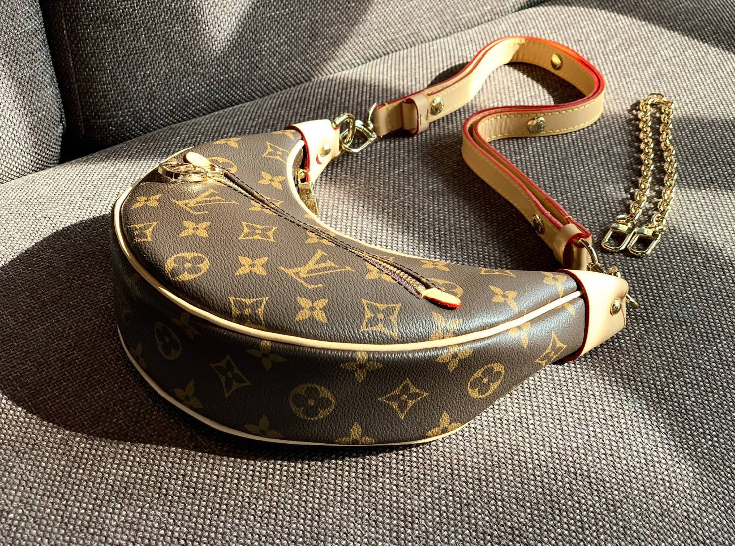 LOUIS VUITTON MONOGRAM LOOP BAG กระเป๋าทรง Loop ที่รังสรรค์ออกมาได้สวย เก๋ และดูดีมากๆ หนังแท้ มีความนิ่มละมุน สัมผัสแล้วคือใช่เลยค่ะ😘 ด้านหน้ามีช่องซิปเล็กให้ใส่ของจุกจิก เปิด-ปิดช่องหลักแบบซิป ภายในสามารถใส่กระเป๋าเงินใบกลางได้;มือถือได้ทุกรุ่น;
