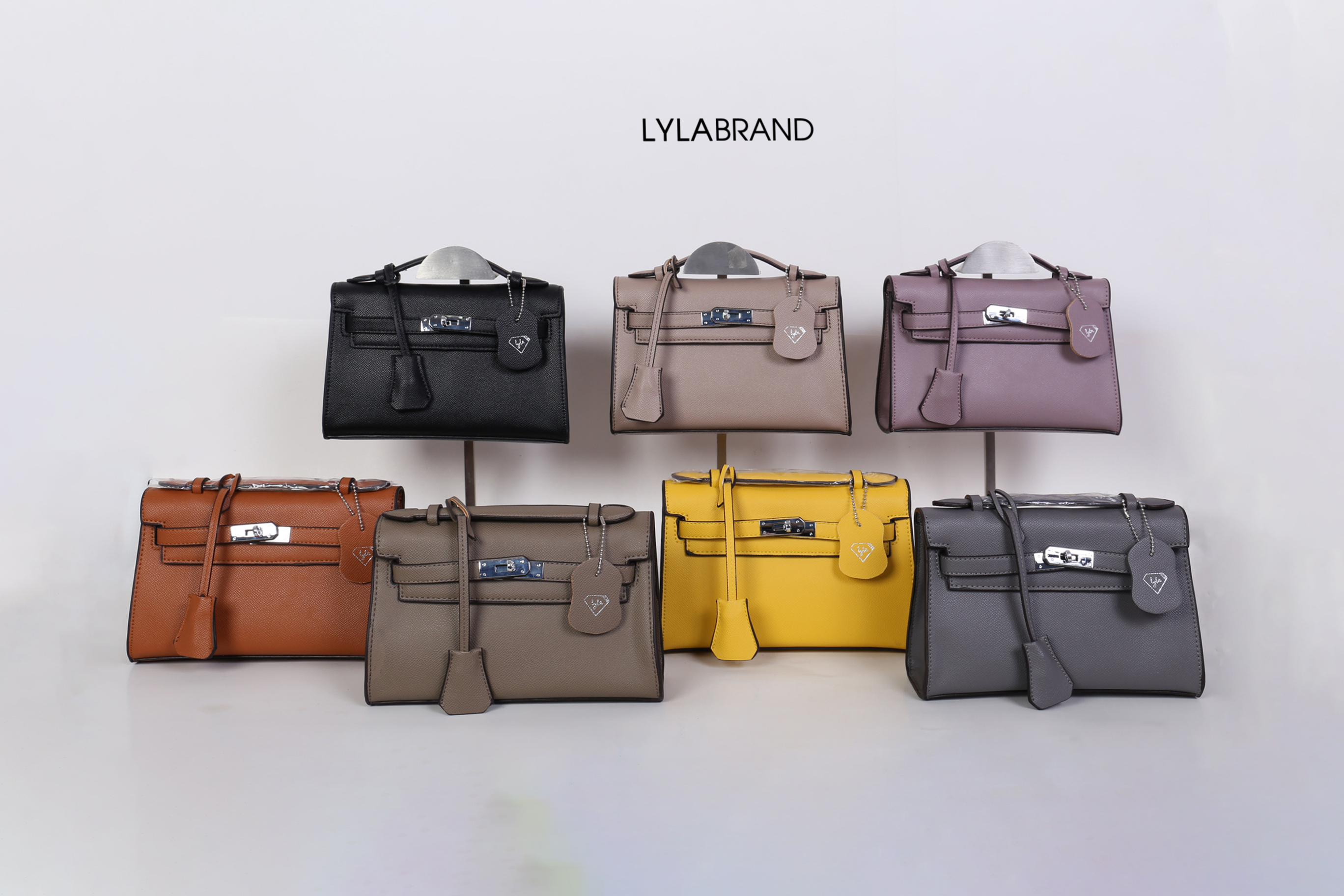 LYLABRAND🔔 KELLY MINI SIZE 22 CM / EPSOM PU TOP PREMIUM มาพร้อมสายหนังและสายโซ่คุณภาพดีสุดๆ ใบเล็กน่ารักพอดิบพอดีถือเป็นครัชออกงานได้ให้ลุคหรูสุด หรือจะใส่กับชุดทำงาน กางเกงยีนส์ ได้หมด ครบเลยค่ะ ให้ลุค ผู้ดีมากๆ ใส่ iphone plus ได้ทุกรุ่น มีสีให้