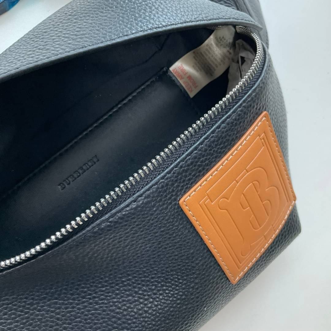 Burberry Medium Monogram Motif Leather Bum Bag / BURBERRY BELT LEATHER VIP วัสดุหนังแท้เต็มใบ คาดเอว คาดอกแบบ UNISEX ใช้ได้ทุกเพศ ด้านหน้าประดับลายแบรนด์สีน้ำตาลสุดเท่ ด้านในเปิดปิดด้วยซิปยาว ใส่มือถือได้ทุกรุ่น