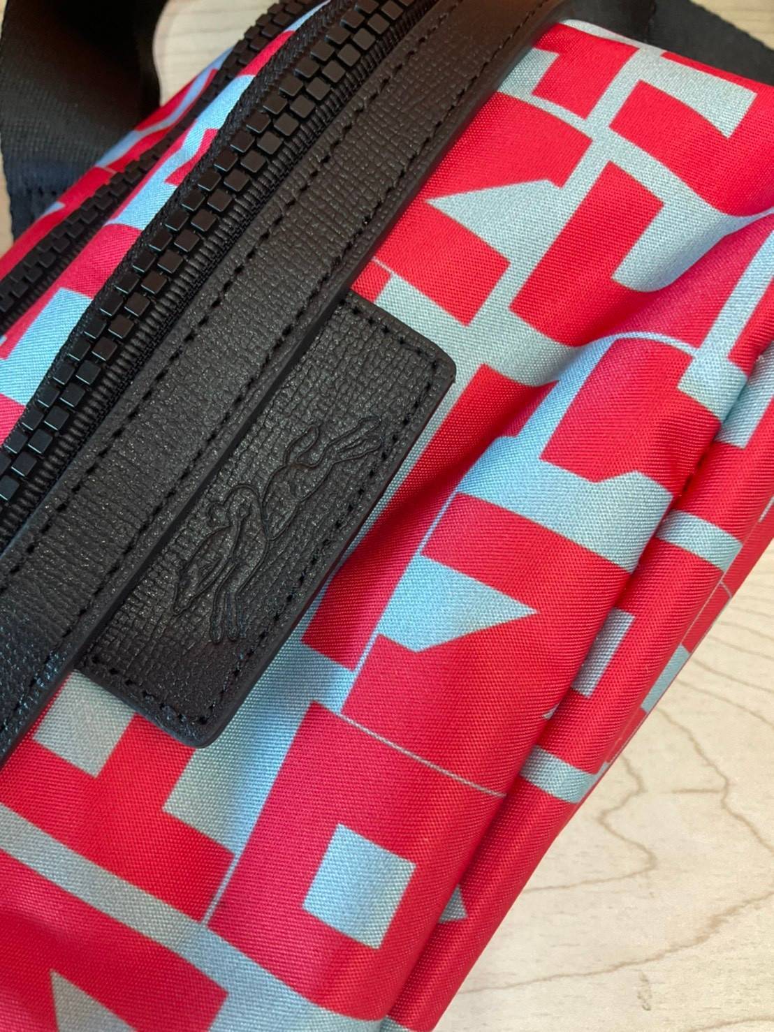 ของแท้ 💯% Longchamp Le Pliage Graphic Nylon Belt Bag กระเป๋า คาดอก / คาดเอว ลายกราฟฟิก วัสดุเนื้อผ้า Nylon Canvas เคลือบกันนำ้ ตัดด้วยหนังแท้ที่มีน้ำหนักเบา มี 2 ช่องซิปสะดวกใช้ ดีไซน์เรียบง่ายแต่เต็มไปด้วยความคลาสสิก ที่จับหัวซิปปั้มแบรนด์ จุของไ