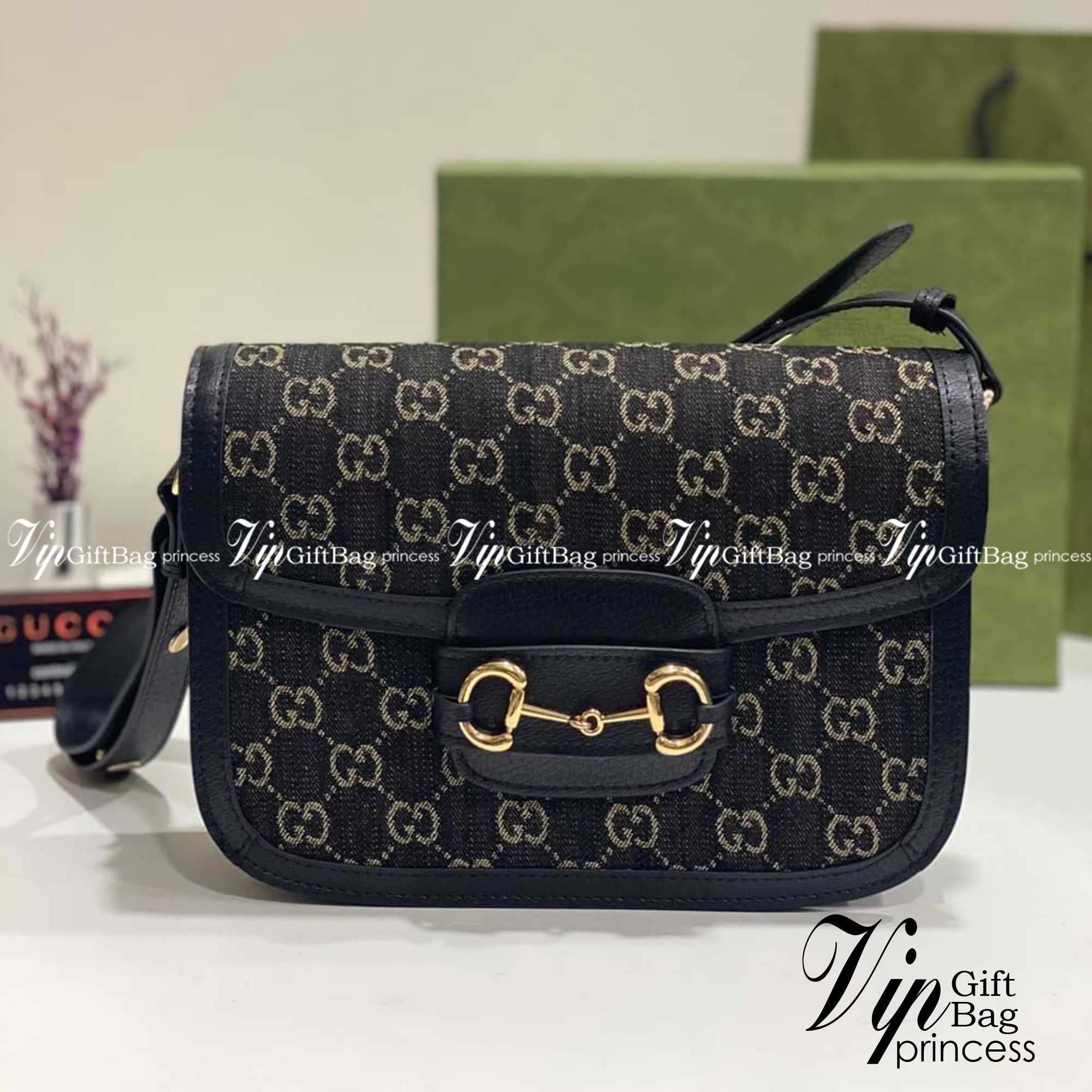 GUCCI Horsebit 1955 shoulder bag กระเป๋าสะพายสุดหรู ผ้า GG เดนิมแจ็คการ์ด ดีไซน์ร่วมสมัยผ่านการออกแบบใหม่ด้วยผ้าเดนิม ถ่ายทอดความรู้สึกเกี่ยวกับการละทิ้งกฎเกณฑ์เดิมๆ ของแฟชั่นผ่านการออกแบบ โดยแบรนด์ถ่ายทอดแนวคิดที่ว่าชิ้นงานควรอยู่เหนือกาลเวลา