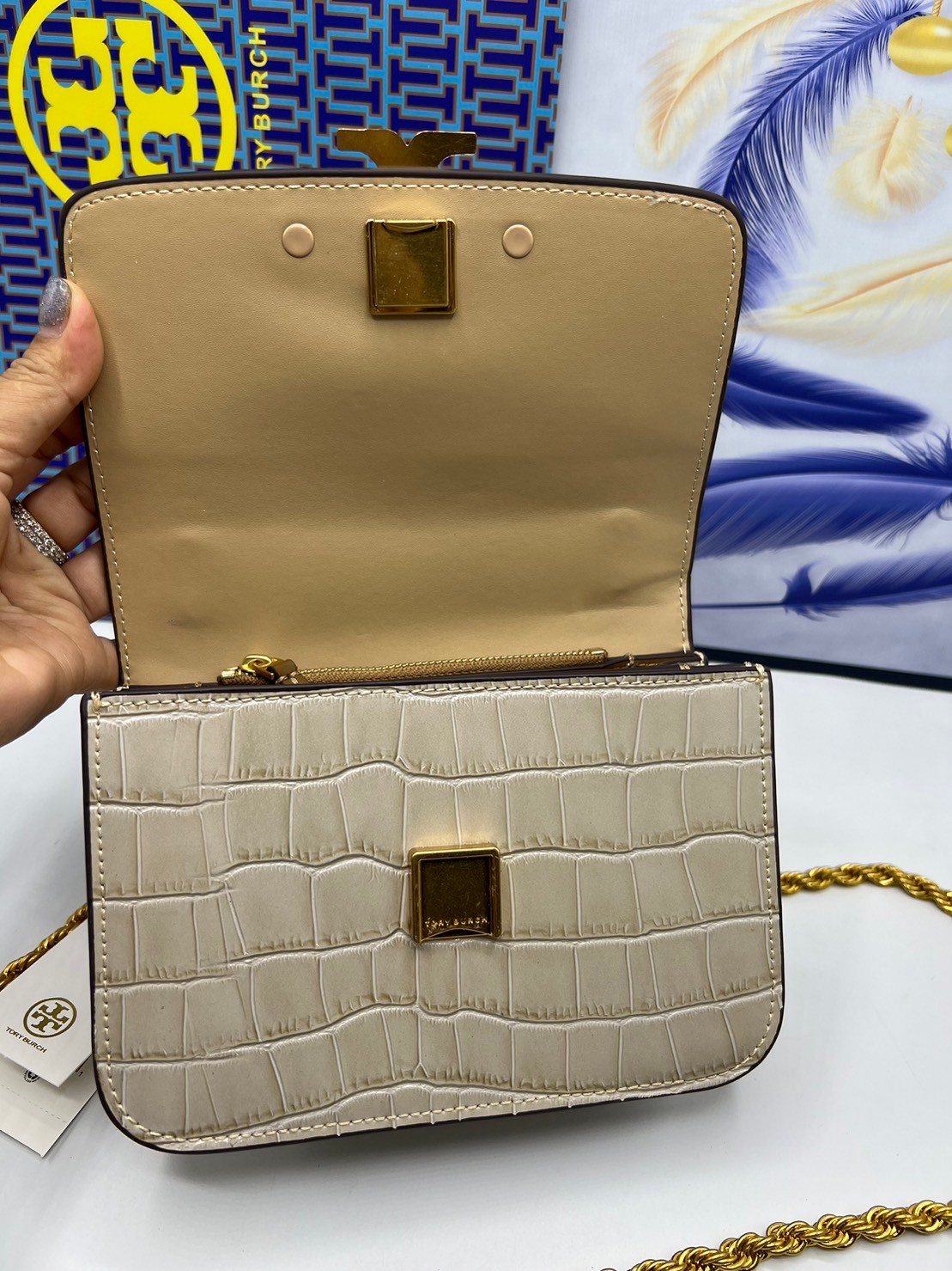 6 สี Tory Burch Croc Eleanor Small Bag / TORY BURCH ELEANOR CROC EMBOSSED LEATHER กระเป๋าสะพายหนังพิมพ์ลายจระเข้ ดีไซน์หรูหรา โด่นเด่นด้วยโลโก้แบรนด์อะไหล่ด้านหน้า และสายสะพายโลหะสีทอง