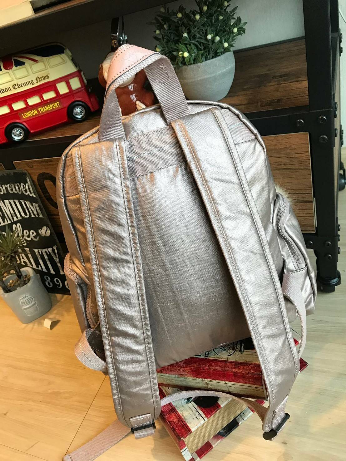 Kipling Matta Small Metallic Backpack กระเป๋าเป้ขนาดกำลังดี วัสดุไนล่อนเคลือบกันน้ำ มีน้ำหนักเบา มีช่องเก็บของหลายช่อง แบ่งเป็นช่องด้านหน้า 2 ช่องและด้านข้างอีก 2 ช่อง ช่องใหญ่ปิดเปิดด้วยซิปคู่ภายในมีช่องซิป ช่องใส่ของจุกจิกและสายห้อยพวงกุญแจ ด้านหน้าประด