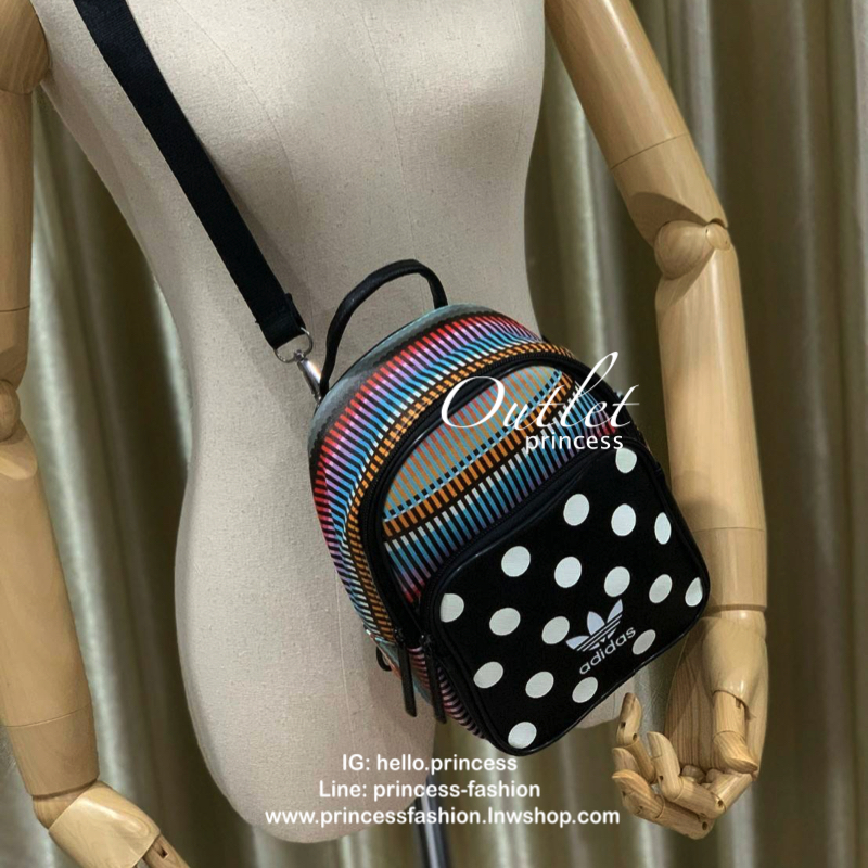 ADIDAS AUTHENTIC IP MINI BACKPACK กระเป๋าที่เปลี่ยนได้ถึง3ลุคช์ ซึ่งเป็นได้ทั้งเป้ สะพาย ครอสบอดี้ หรือจะถือเก๋สุดๆ วัสดุหนังpu แต่งลายหนังด้านหน้า หนังนิ่มถือจับสบายมือ มีช่องซิปใช้งาน2ช่อง ใส่กระเป๋าสตางค์ยาว/โทรศัพท์มือถือและของจุกจิกได้เยอะเลยคร้า!!