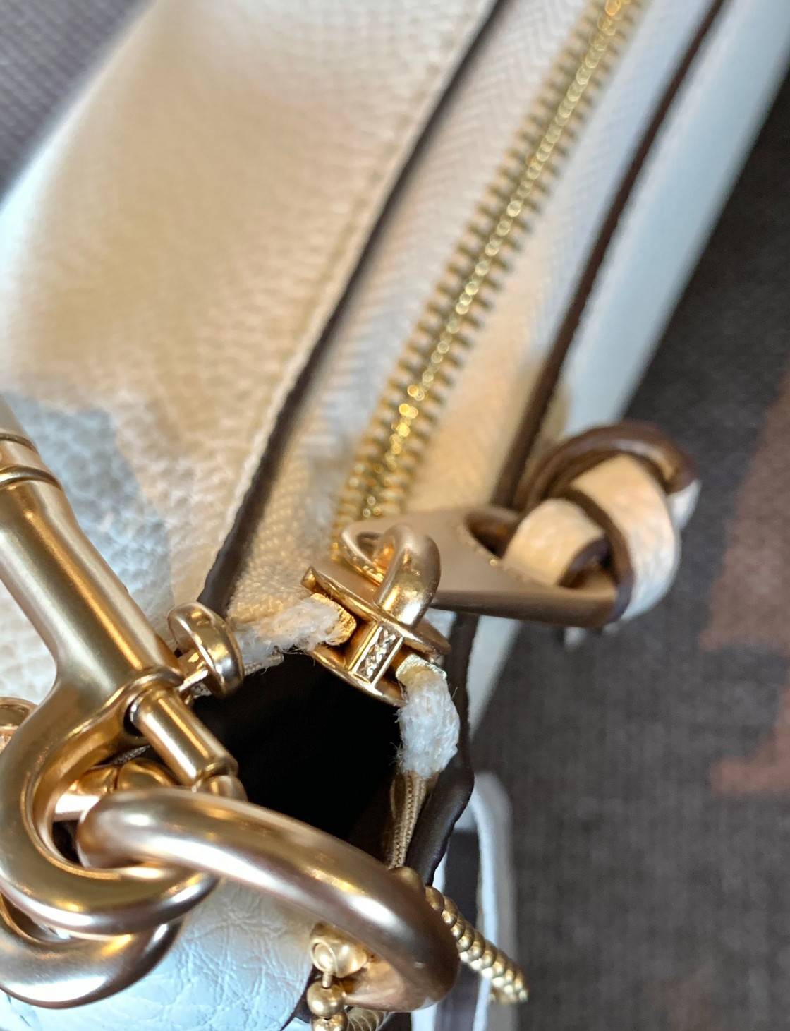 น้องออกใหม่ล่าสุดสวย หักใจไม่ลงเลยค่าา😘 COACH PENNIE SHOULDER BAG ((C7222)) พร้อมส่ง สีใหม่ล่าสุด ยังไม่มีในช๊อปไทยค่าา กระเป๋าหิ้ว//สะพายข้างได้ สุดคุ้ม! หนังแท้ชั้นดี ลายหนังสวย นิ่มมือดีมากๆค่ะ ปากกระเป๋าแบบซิปมีหนังห้อยเพิ่มความเก๋ ภายในกระเป๋