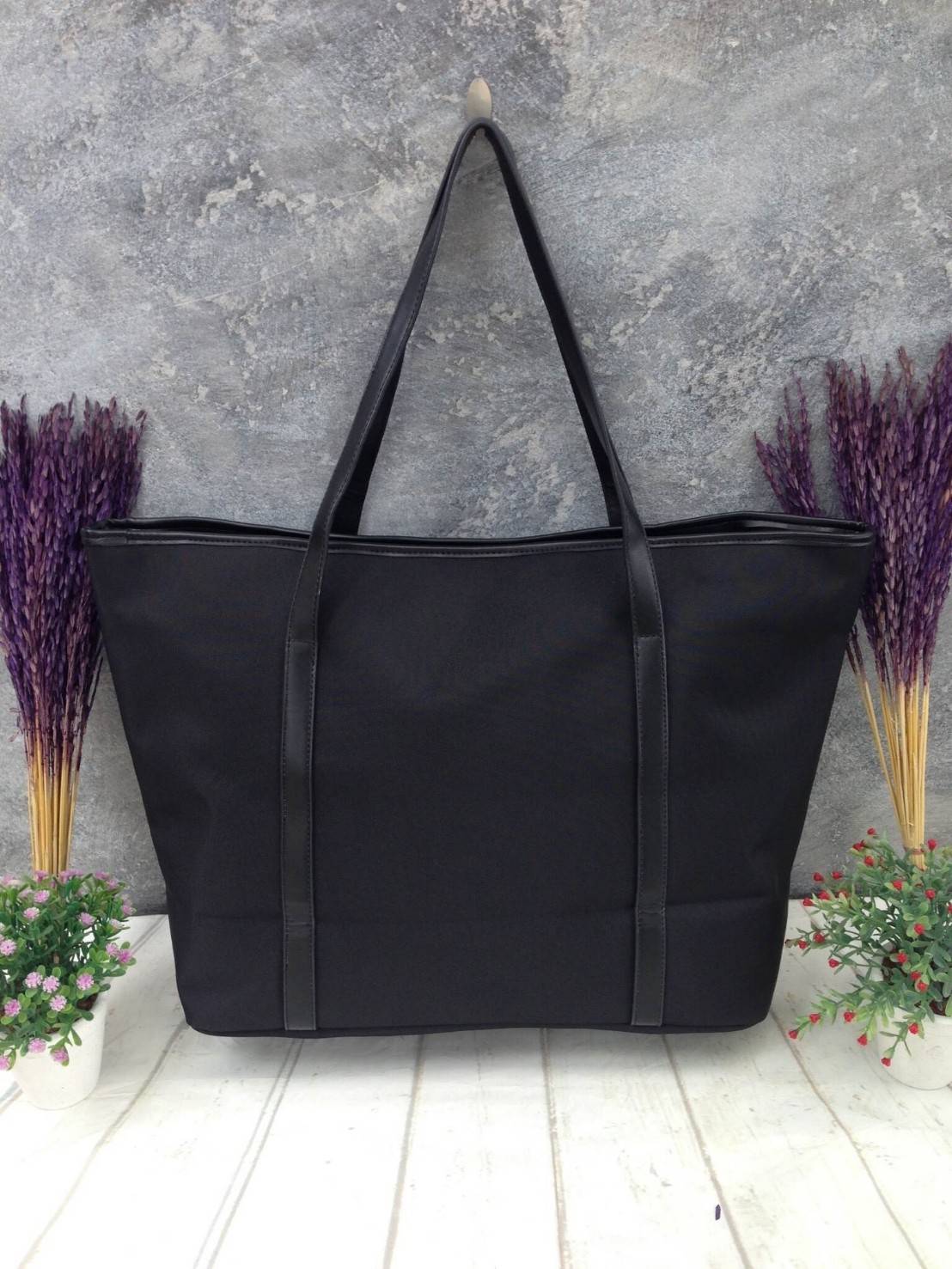 งานพรีเมี่ยมกิ้ฟ จากเคาเตอร์ต่างประเทศค่ะ กระเป๋าสะพาย Shopping ใบใหญ่ จากแบรนด์ PRADA เปิดปิดด้วยซิป ปั้มแบรนด์ สายสะพายหนัง สะพายไหล่ได้ ไม่ติด จุคุ้มมากสุดๆค่ะ ใส่เสื้อผ้า 1-2 วันได้สบายค่ะ เหมาะมากกับสาวๆที่สัมภาระเยอะค่ะ ใช้แล้วสวยมากๆคุ้มเกินราคารับ