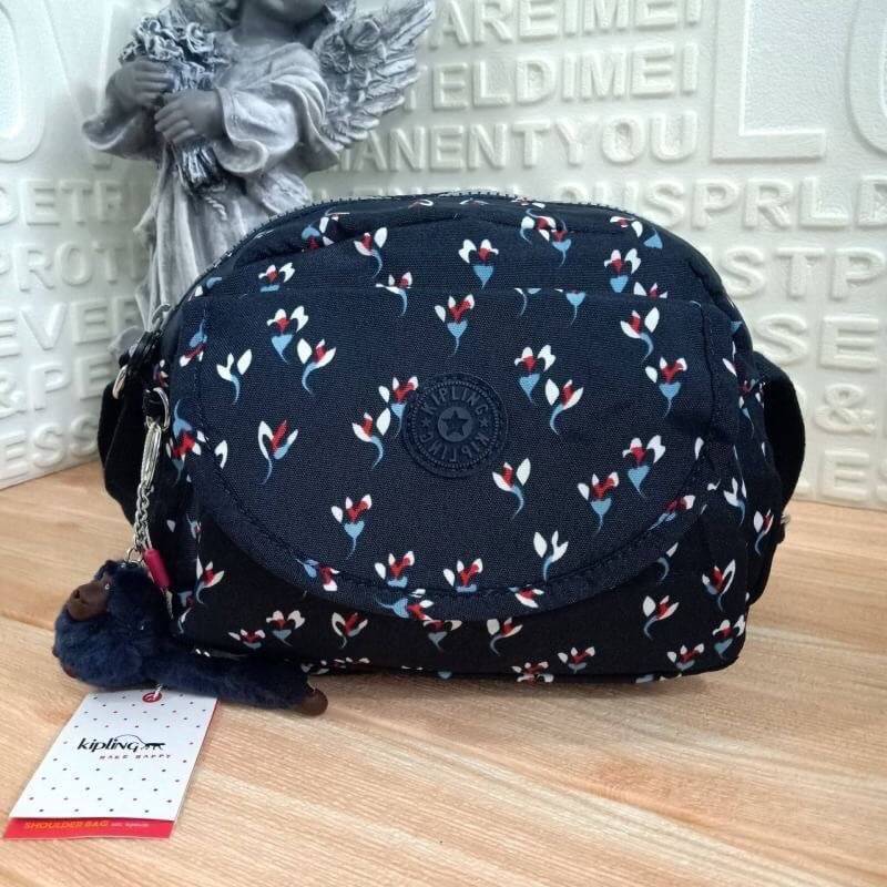 KIPLING Reth (Size S) shoulder & crossbody bag กระเป๋าสะพายวัสดุ Nylon&Polyester 100% ขนาดกำลังน่ารัก มาพร้อมพวงกุญเเจลิง มีช่องใส่ของ2ช่อง ช่องใหญ่ภายในมีป้ายและแท็กตรงซับใน มีซิปย่อยอีก 1 ช่องด้านใน,มีสายคล้องพวงกุญแจ ด้านหน้ามีอีก 1 ช่องสามารถใส่ของจุก