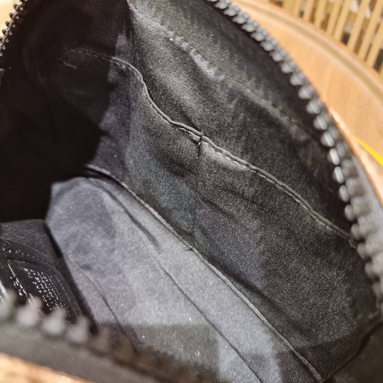 COACH EDGE CROSSBODY WITH CAMO PRINT ((2381, 2373)) ความเท่ never die!! กระเป๋าครอสบอดี้ทรงยอดฮิต ที่หนุ่มๆไม่ควรพลาด รูปทรงดีไซน์คลาสสิค ใช้งานง่าย วัสดุหนังแท้ตกแต่งตาข่ายพร้อมลายพริ้นท์ด้านหน้า สุดคูล!! ตัวกระเป๋ามีซิปหลัก และซิปด้านหน้า พร้อมช่องแยกด้