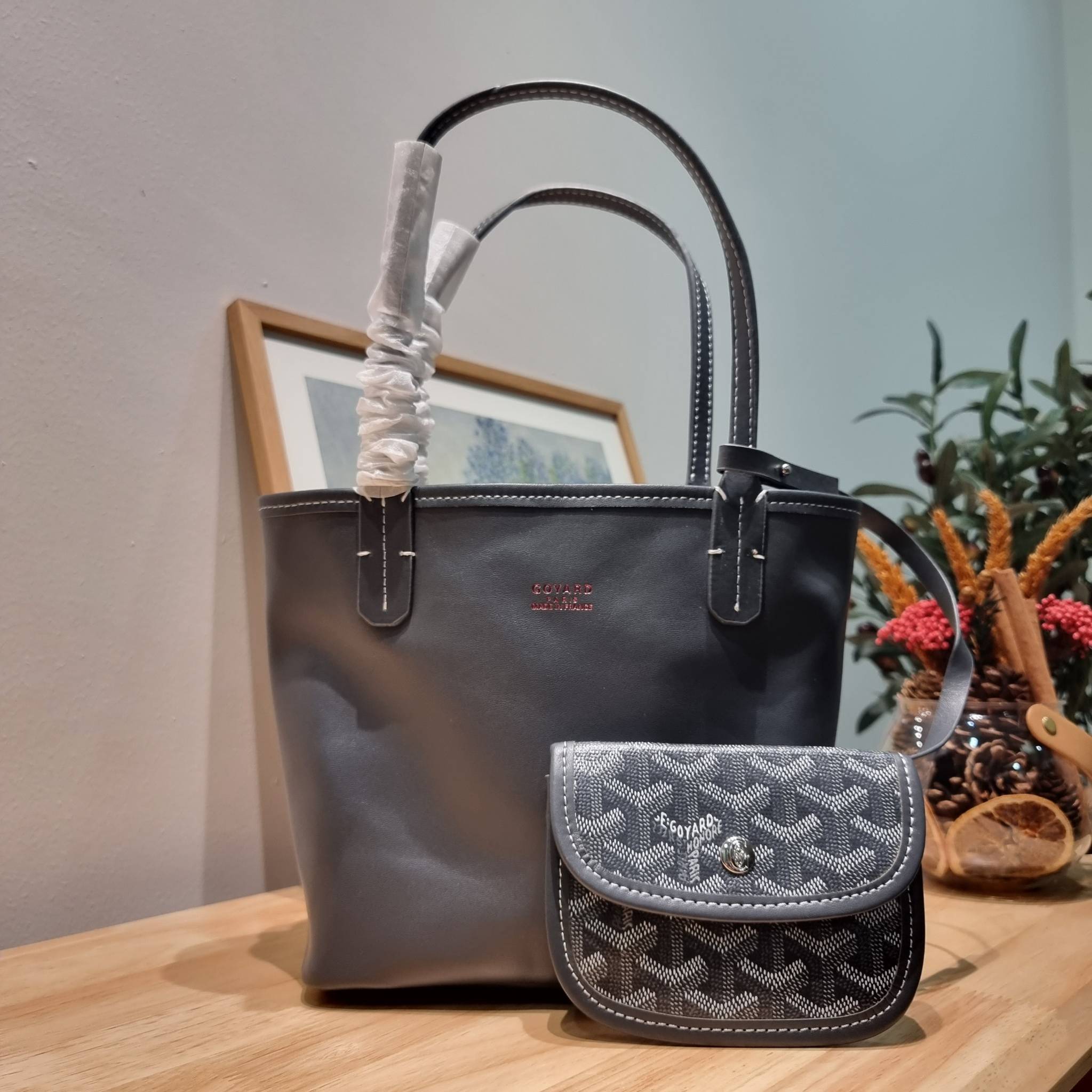 GOYARD MINI ANJOU REVERSIBLE TOTE ฮอตไอเท็ม กับกระเป๋าสะพายทรงโท้ท ไซส์มินิ กะทัดรัดมาก มาครบสีขายดี เลิศทุกสี รูปทรงคลาสสิค ดีไซน์เป็นเอกลักษณ์ ใช้งานได้หลากหลาย สามารถกลับด้านใช้ได้แบบไม่มีเบื่อ