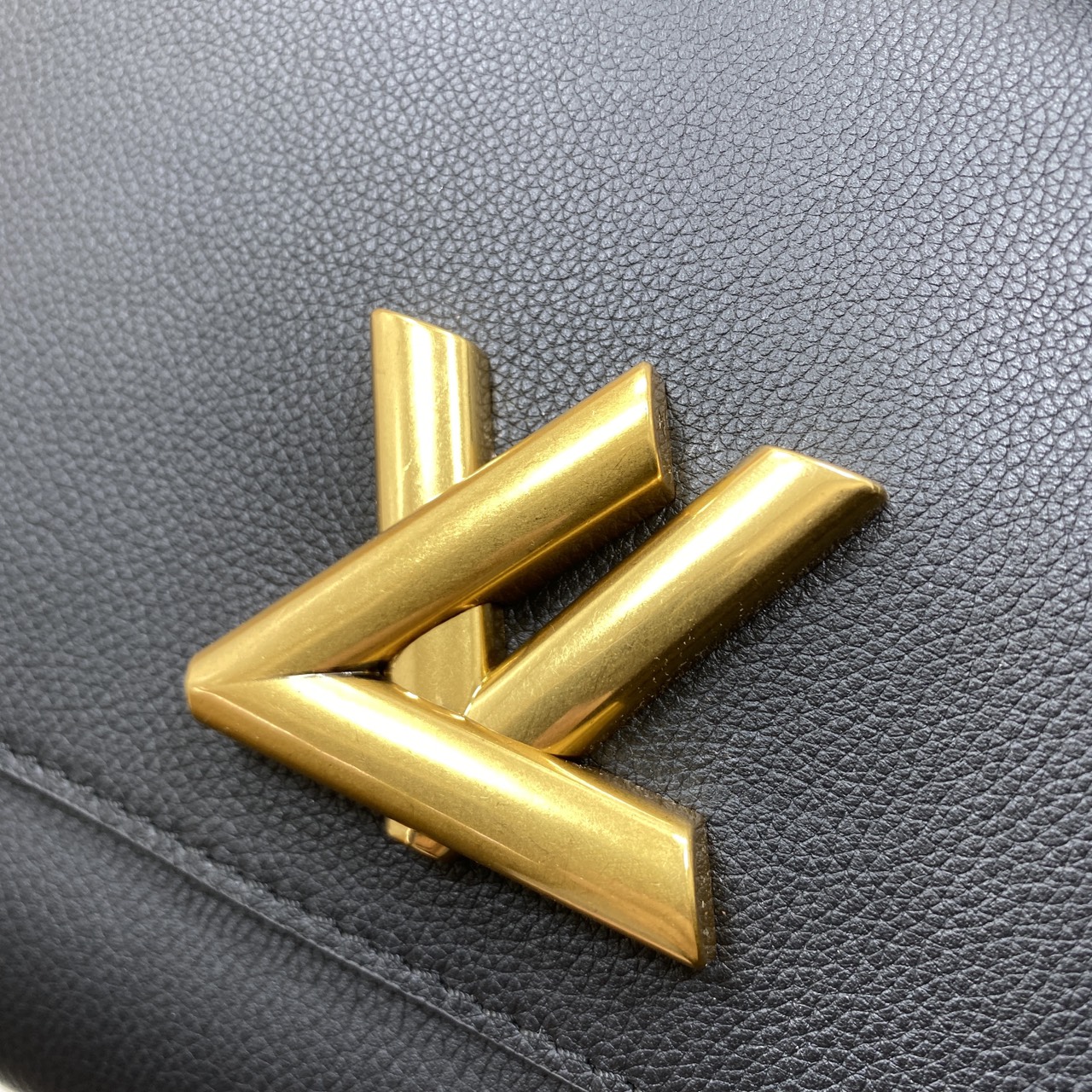 TOP ORI หนังแท้ | เกรดดีสุด LV Soft Twist Handbag กระเป๋าถือสุดไอคอนิก ถือเป็นกระเป๋าคู่ใจที่สมบูรณ์แบบสำหรับทุกวัน