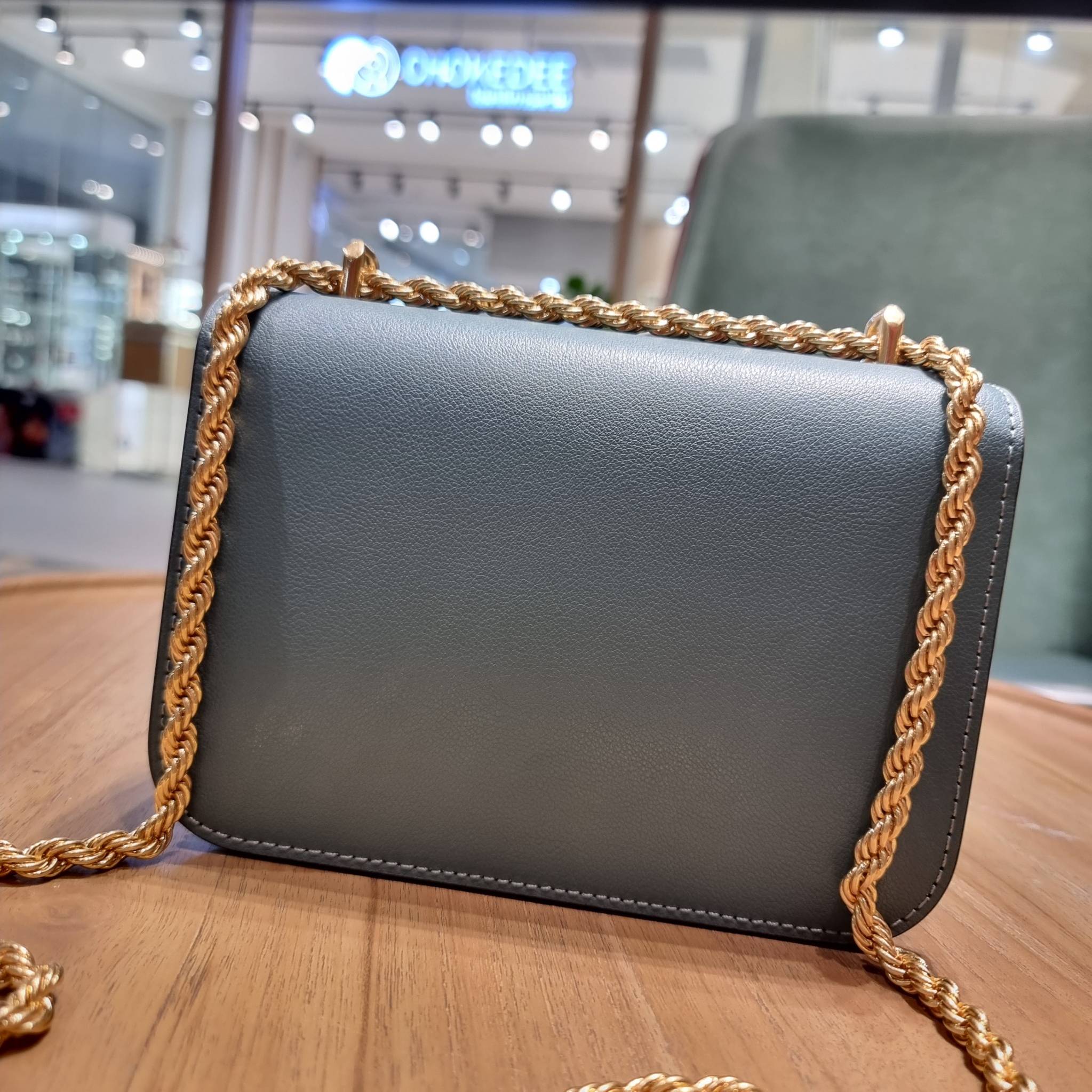 TORY BURCH ELEANOR TEXTURED SMALL CONVERTIBLE SHOULDER BAG สีใหม่!! ฮอตไอเท็ม รุ่นนี้ขายดีขายหมด สวยหรู คุณหนู ผู้ดี!! หายากมาก กระเป๋าสะพายข้าง ดีไซน์อยู่ทรง ขนาดกำลังสะดวกใช้สำหรับสาว วัสดุหนังแท้เต็มใบ ผิวมีเทกเจอร์ อัพเวลความหรู สีทูโทน เปิด-ปิดด้วยแถ